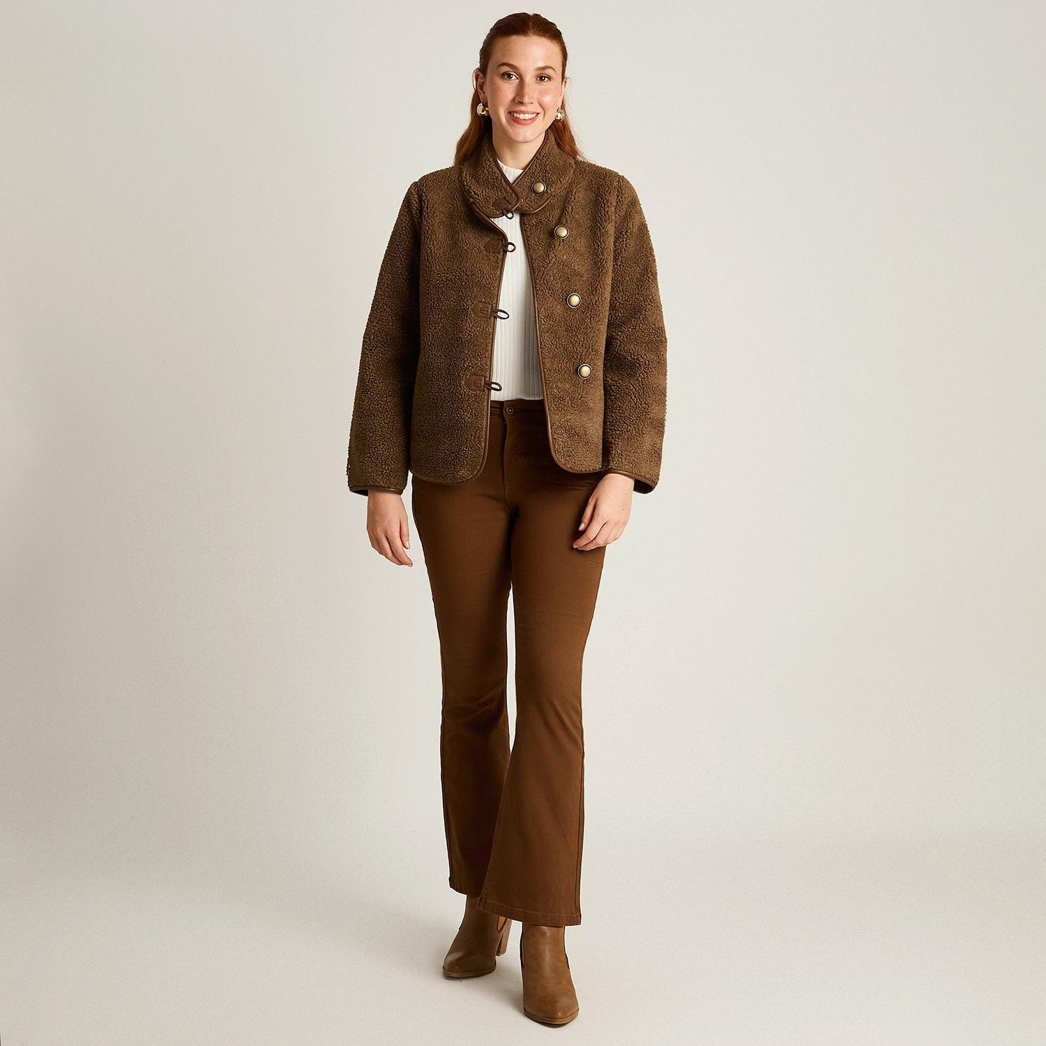 Chaqueta Café de Sherpa con Botones y Detalles en Ecocuero-3