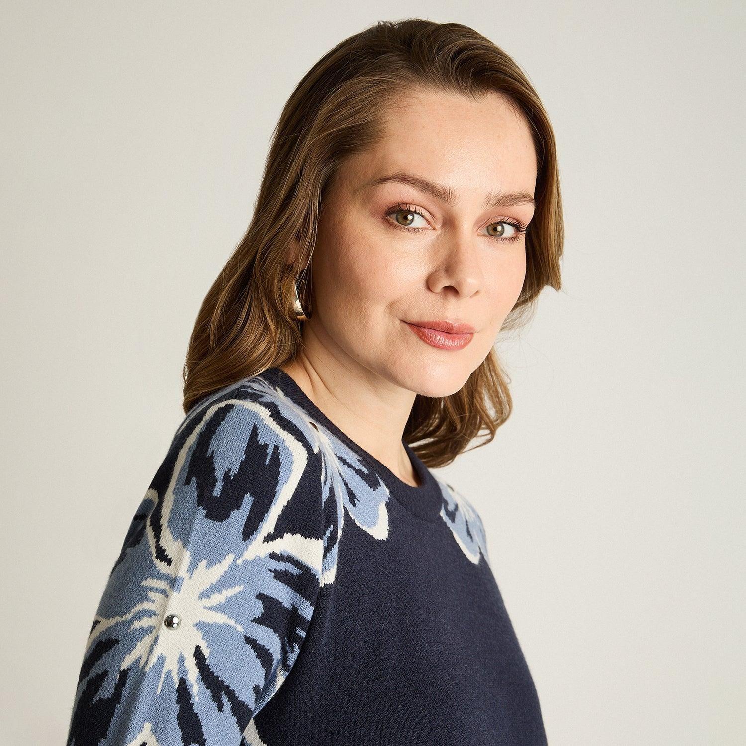 Sweater Azul Marino con Estampado Floral-2