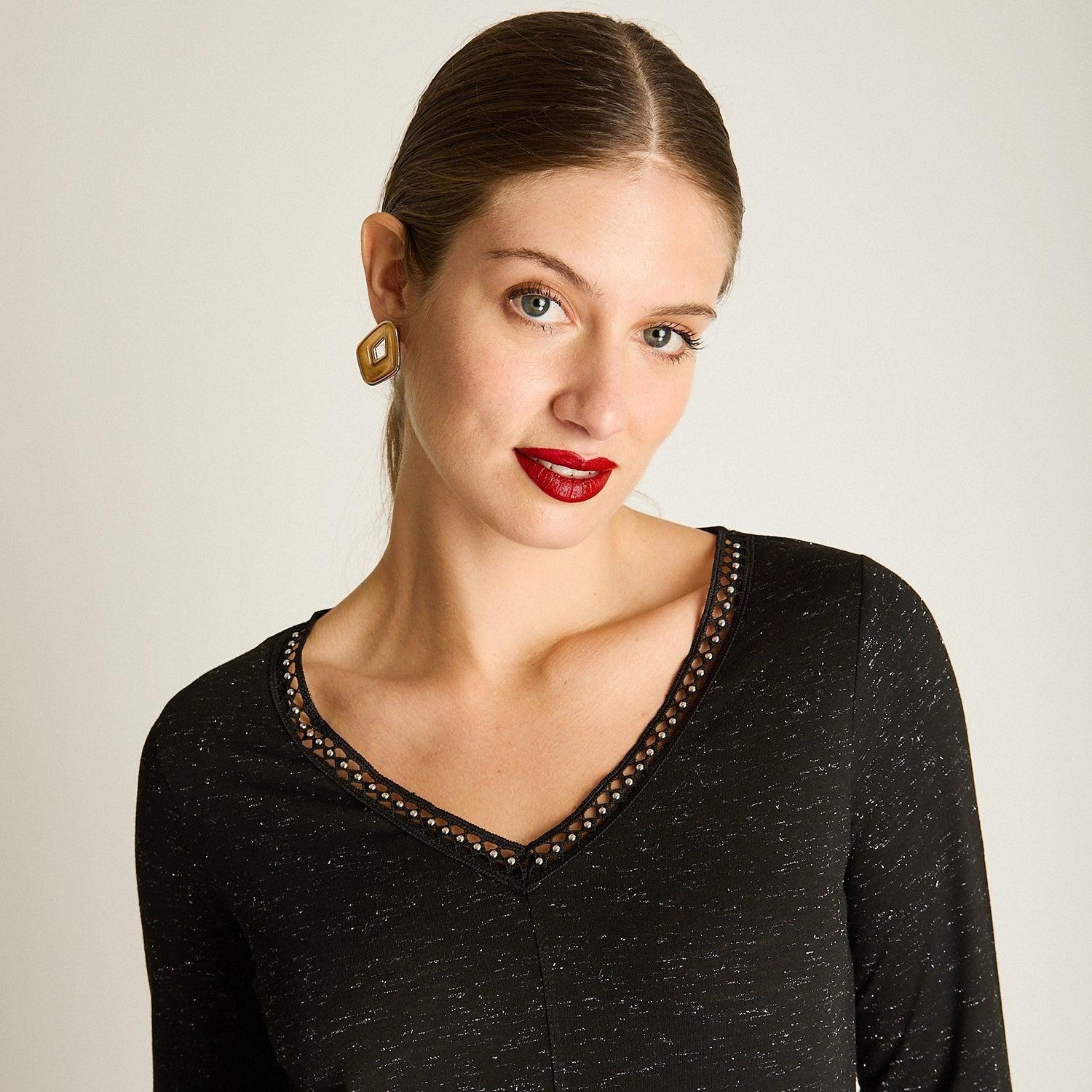 Polera Negra Manga Larga Roll Up con Cuello V y Aplicaciones-2