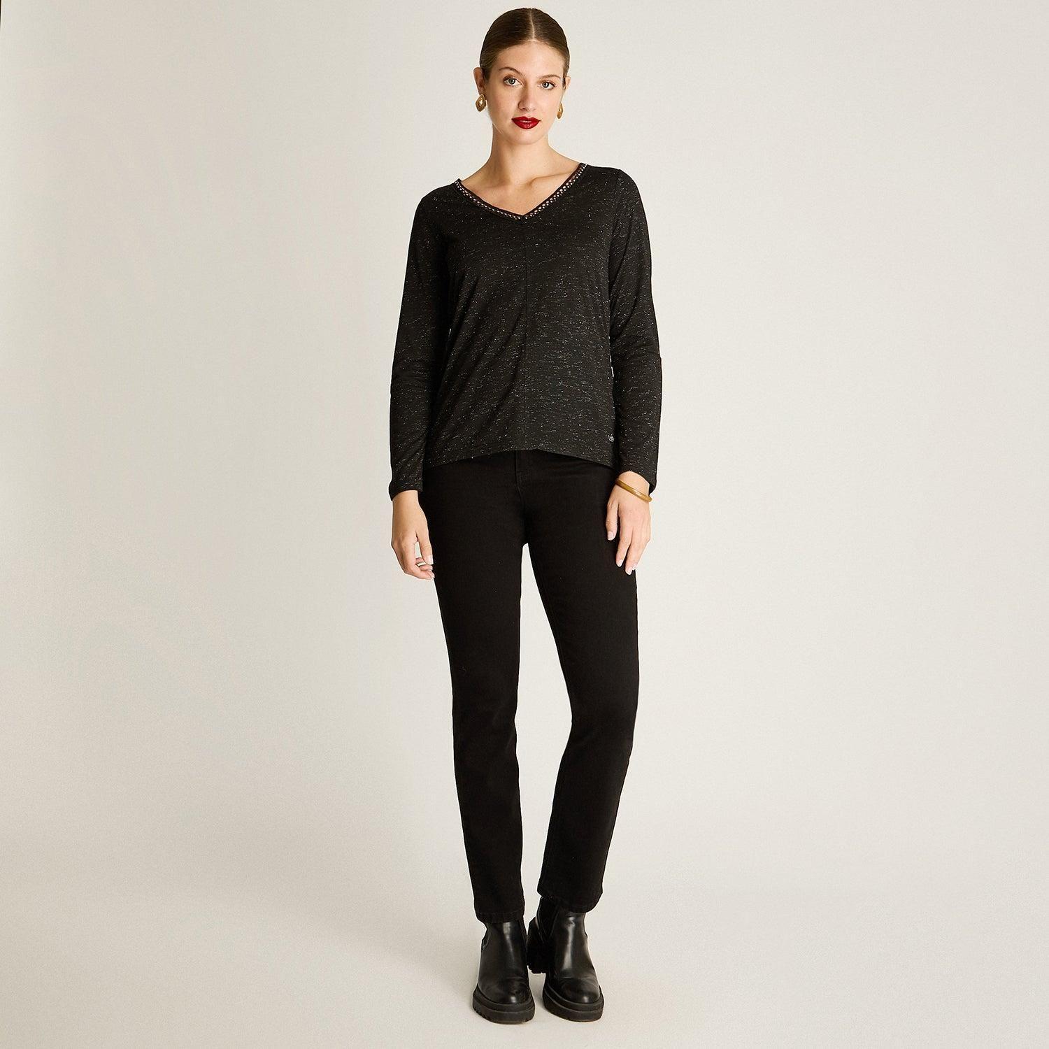 Polera Negra Manga Larga Roll Up con Cuello V y Aplicaciones-3