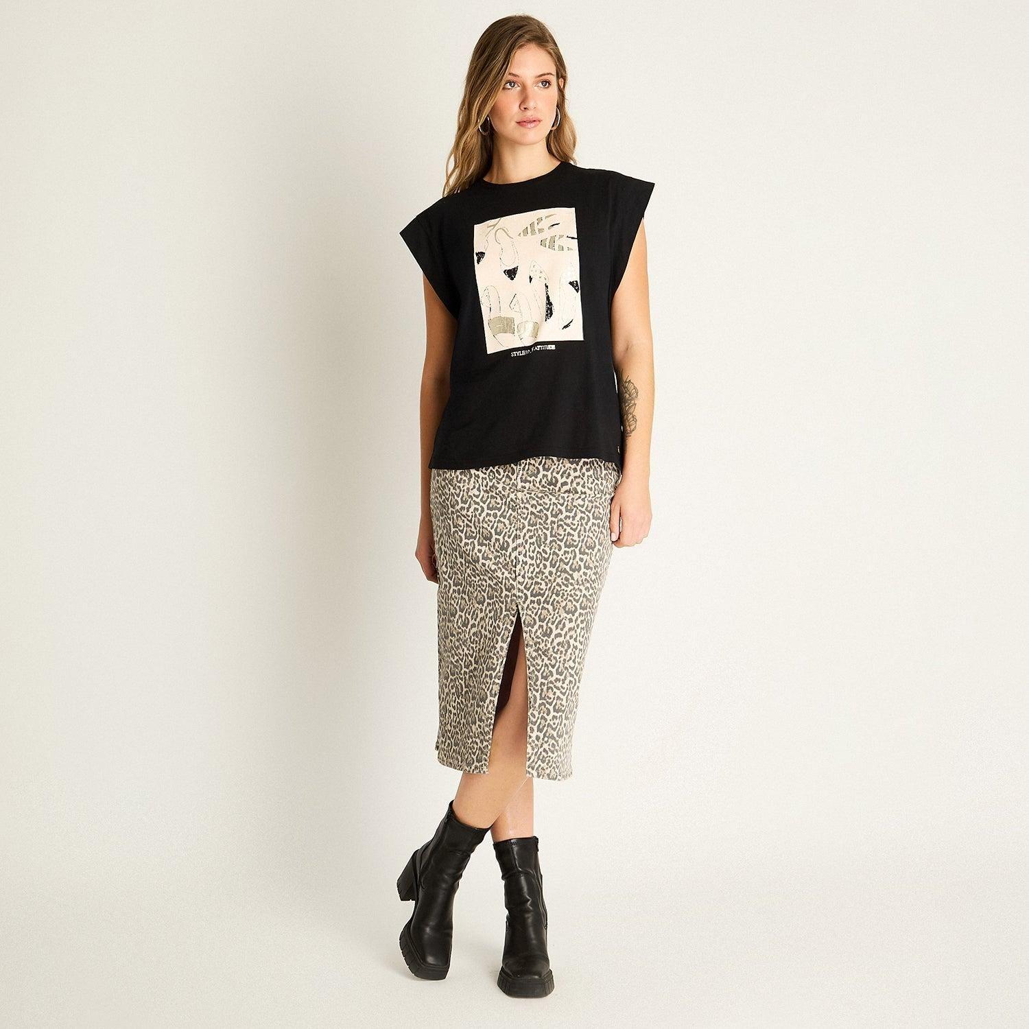 Polera Negra con Estampa Ilustrada-3
