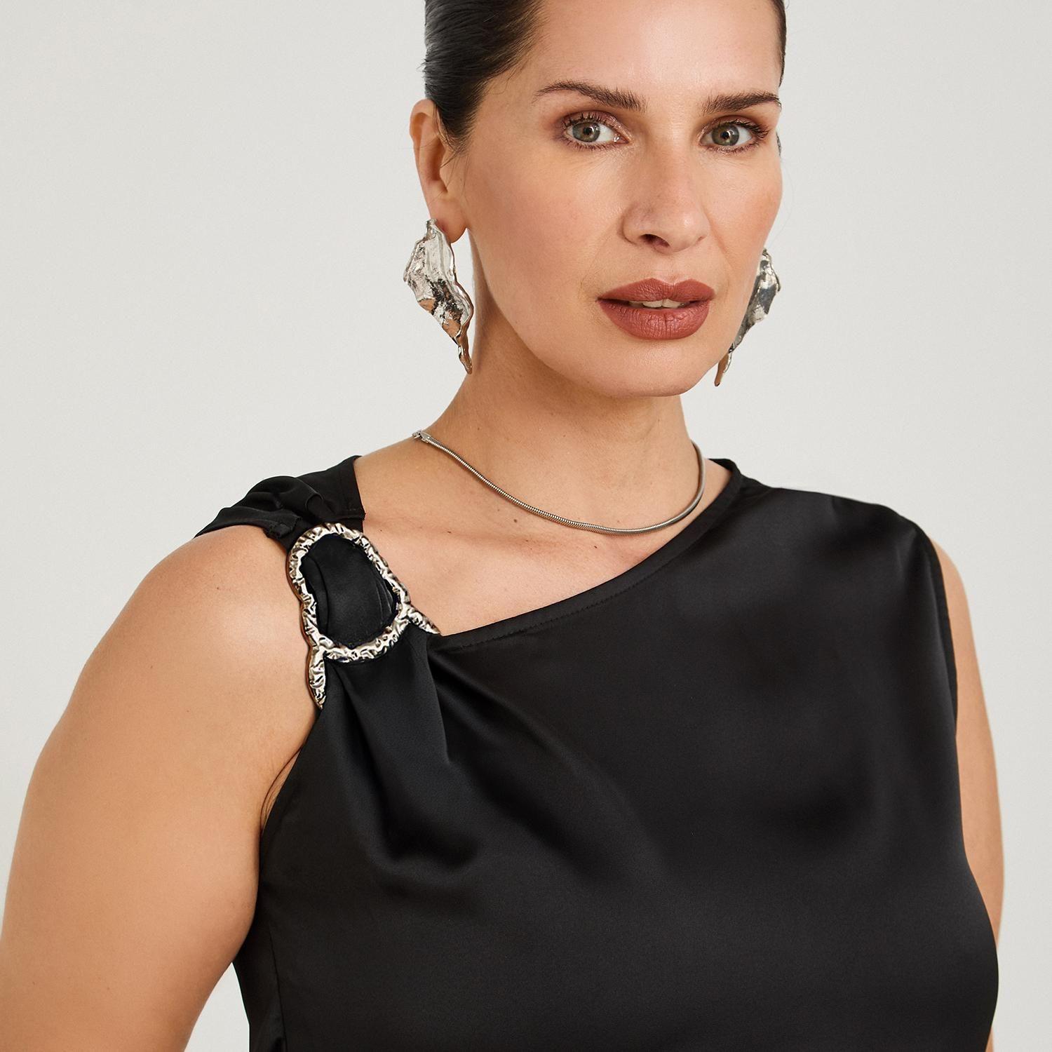 Blusa de Satin Manga Corta Escote Asimétrico con Aplicación Negro-2