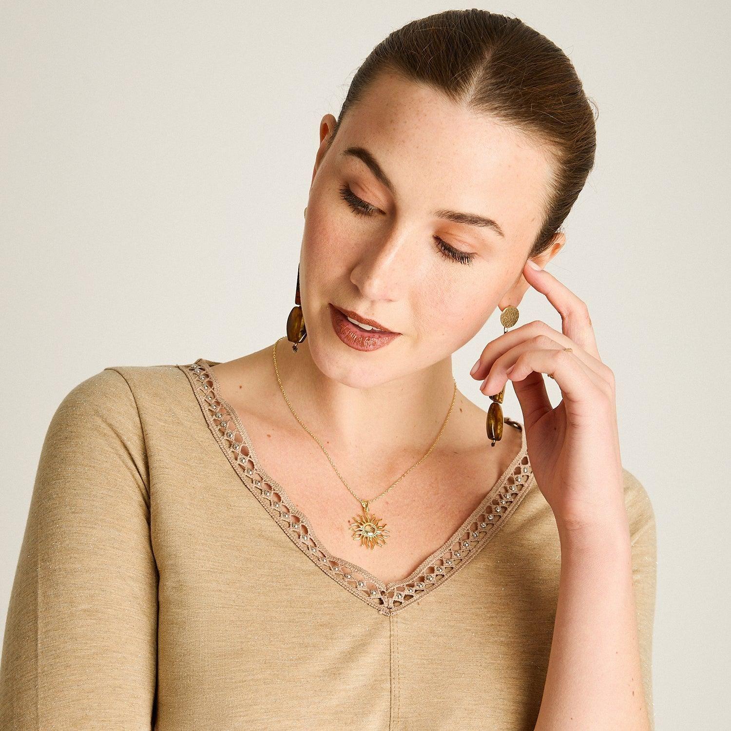 Polera Camel Manga Larga Roll Up con Cuello V y Aplicaciones-2