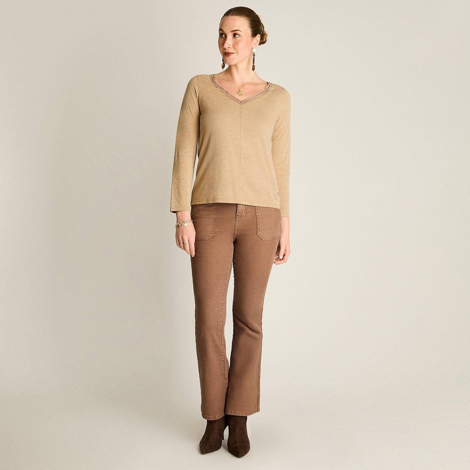 Polera Camel Manga Larga Roll Up con Cuello V y Aplicaciones-3