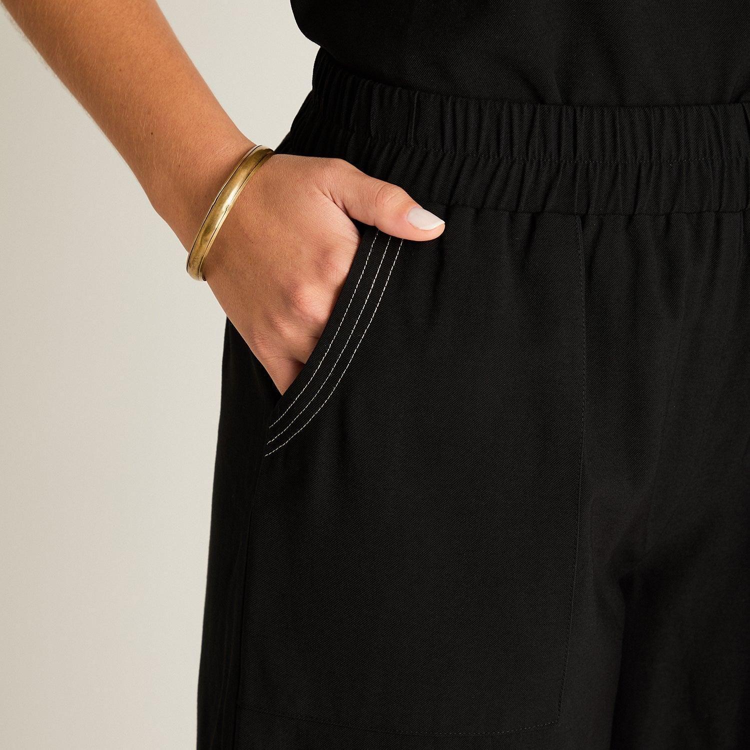 Bermuda Negro Corto No Elasticado Calce Normal-2