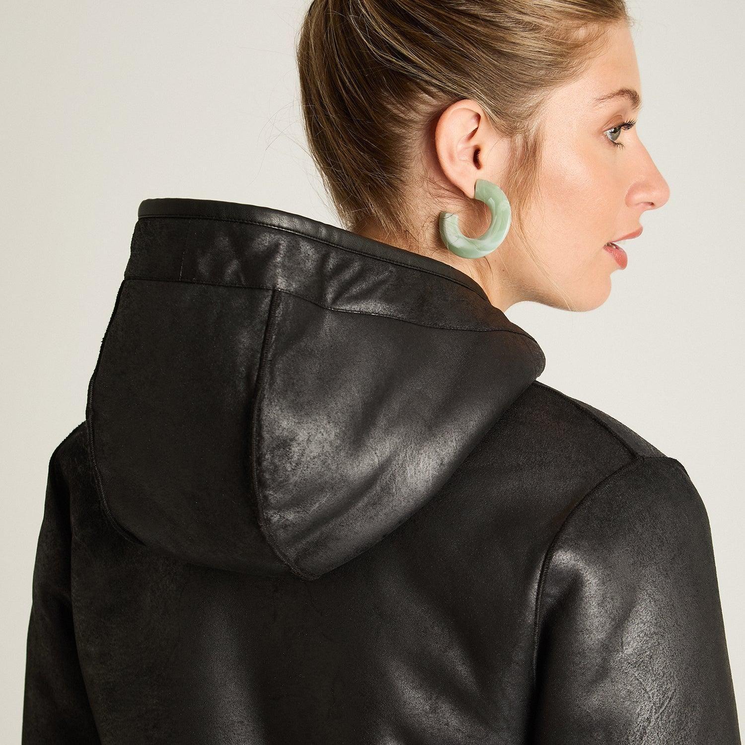Chaqueta Negra de Ecocuero con Gorro y Forro Sherpa-2