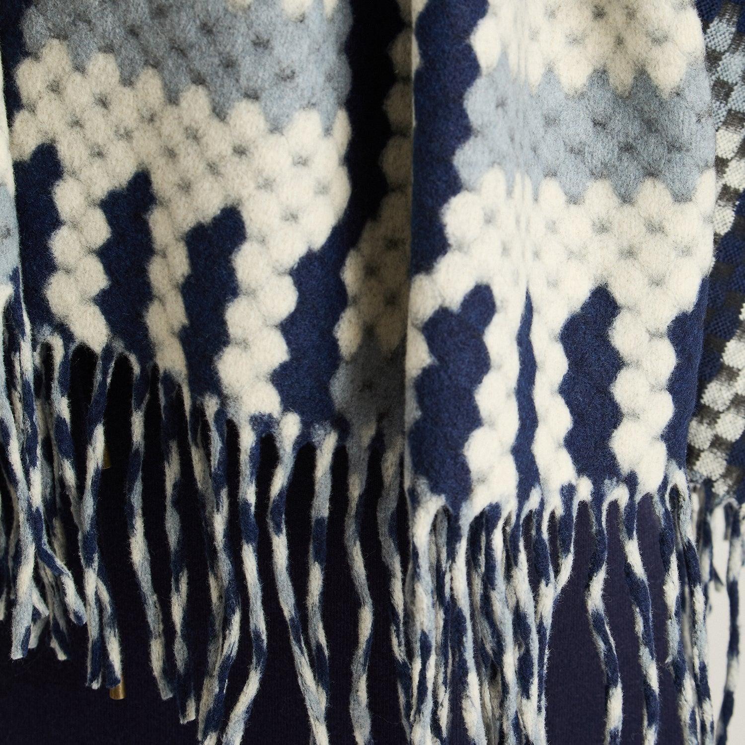 Poncho Azul con Estampado Geométrico y Flecos en Tejido-2
