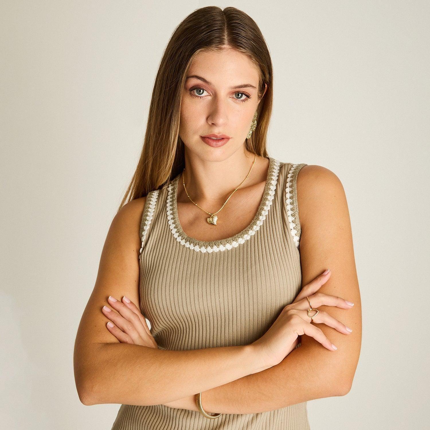 Polera Taupe con Escote Redondo y Ribete a Contraste-2