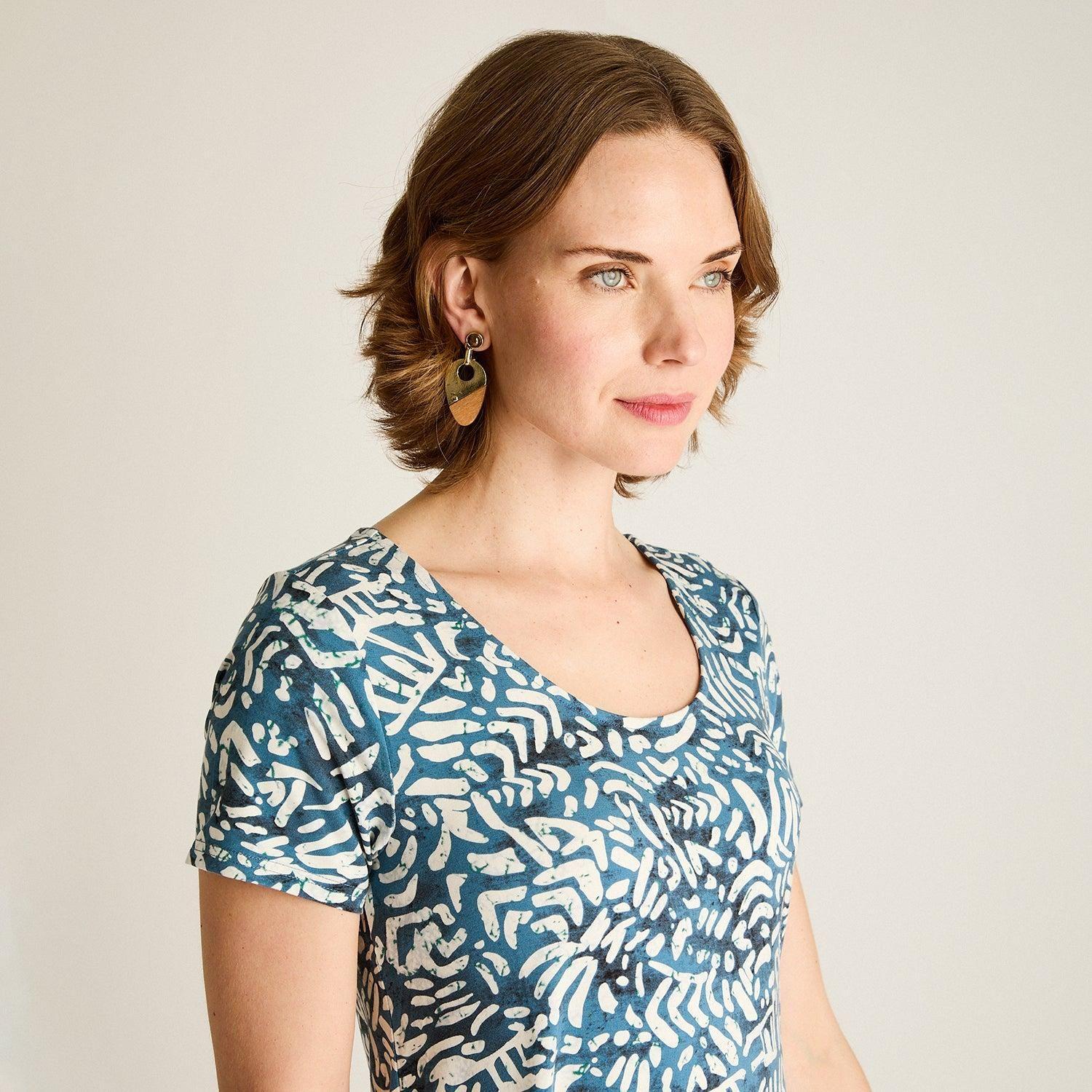 Vestido Corto Azul con Estampado Geométrico-2