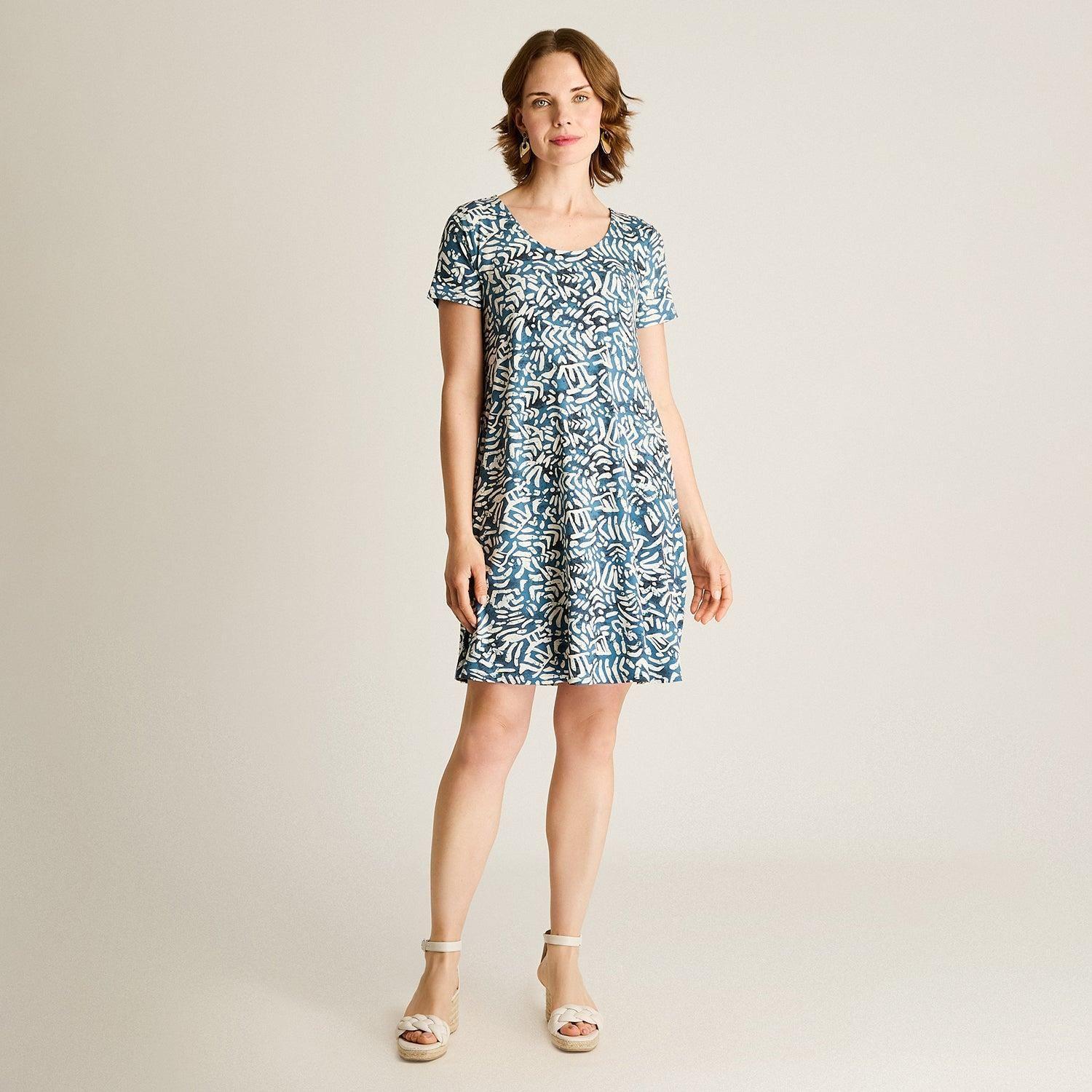 Vestido Corto Azul con Estampado Geométrico-3