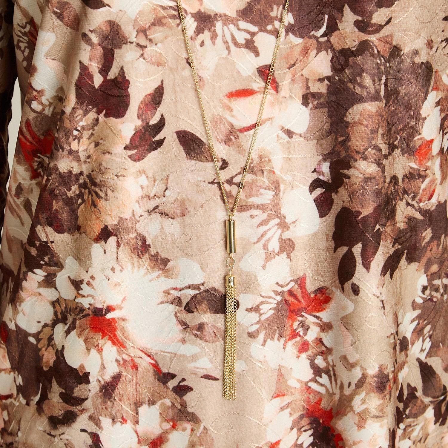 Polera Camel Manga Larga Estampada con Cuello Redondo y Collar-2