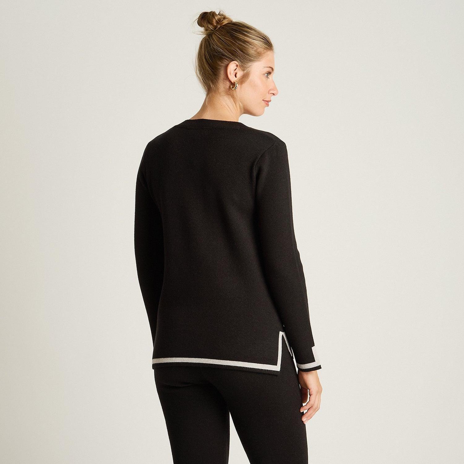 Sweater Negro con Detalle de Franja en Contraste en Tejido-1