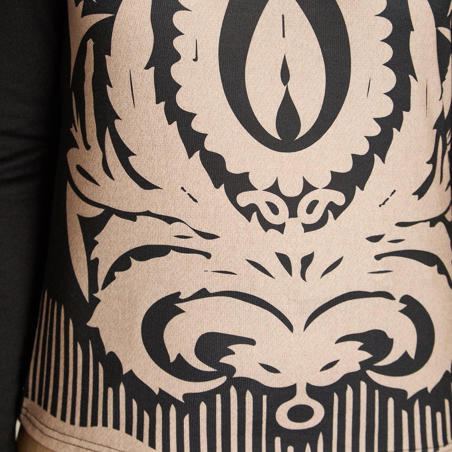 Polera Lanilla Negra Estampada Escote V-2