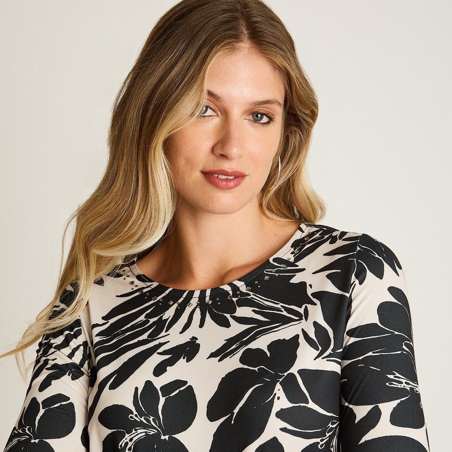 Polera Negra Estampada Escote Redondo Hot Touch-2