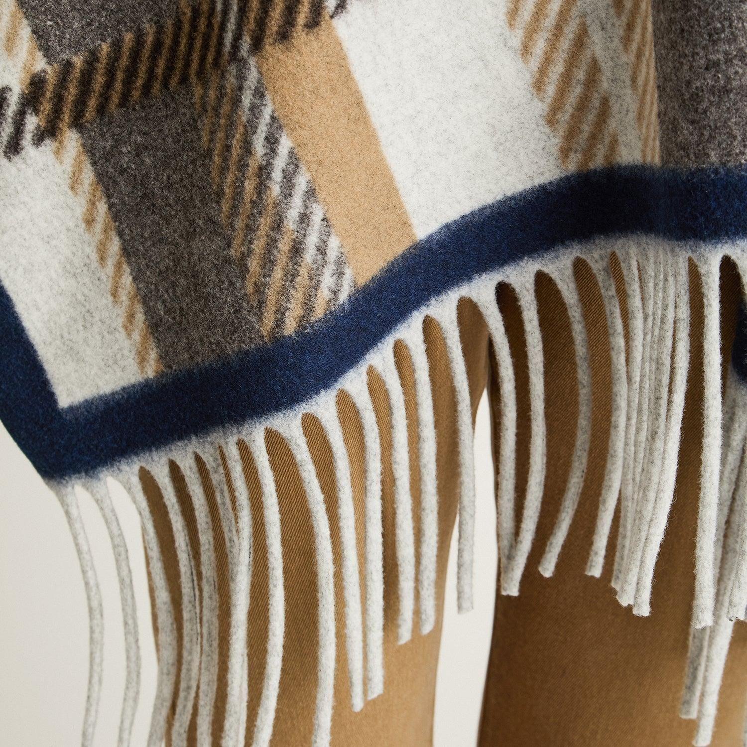 Poncho Café con Estampado Cuadrille en Bloques de Color y Flecos en Tejido-2