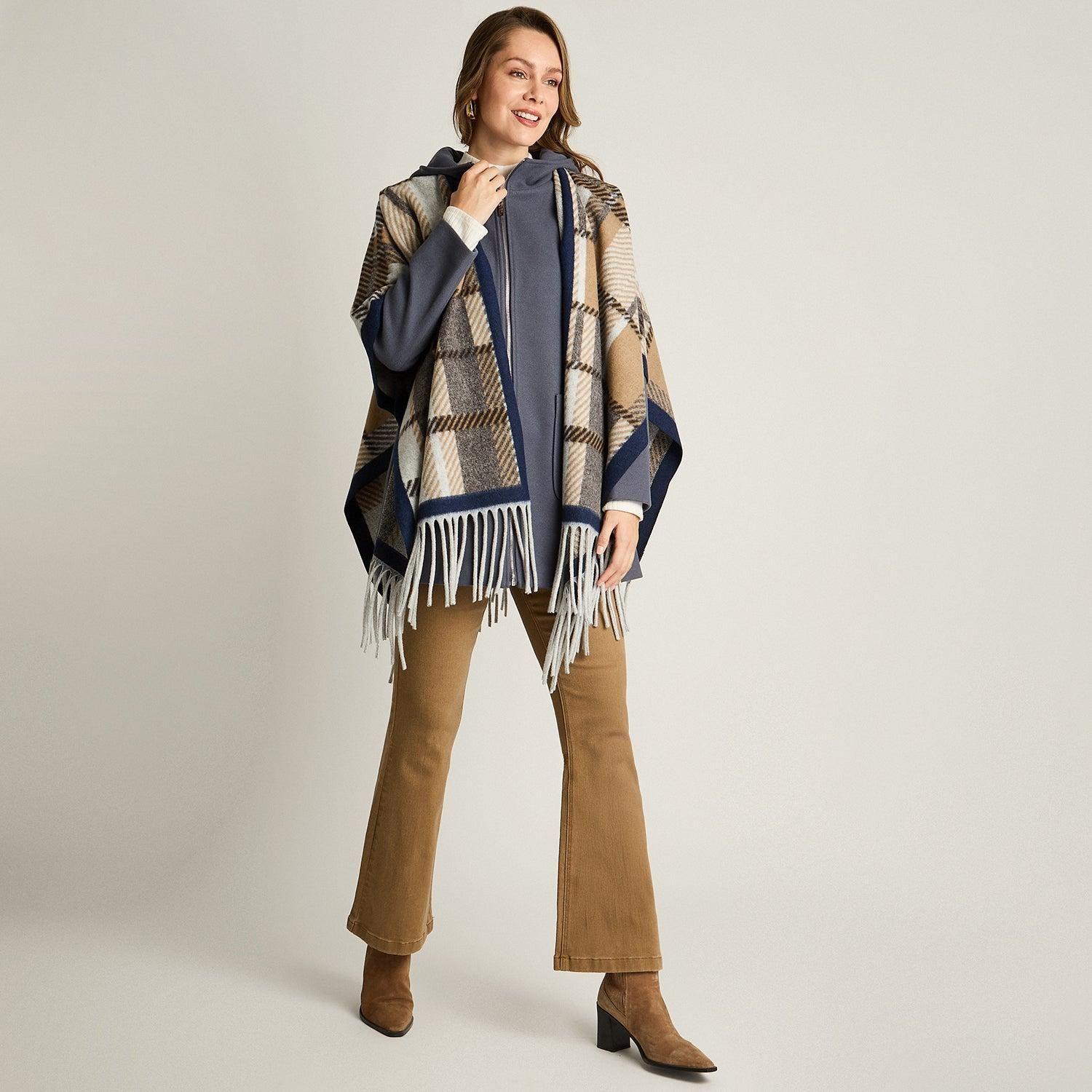 Poncho Café con Estampado Cuadrille en Bloques de Color y Flecos en Tejido-3