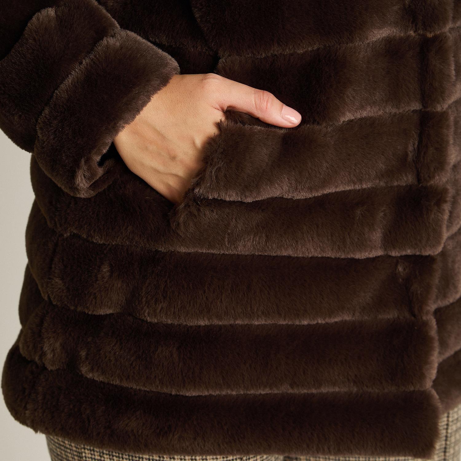 Abrigo Largo Café de Peluche con Cuello Alto-2