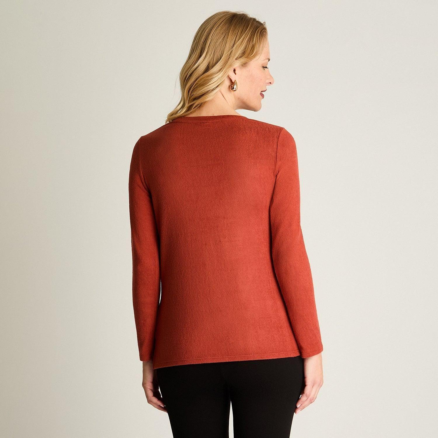 Polera Manga Larga Lanilla Escote Redondo Estampada Con Tachas Terracota-1