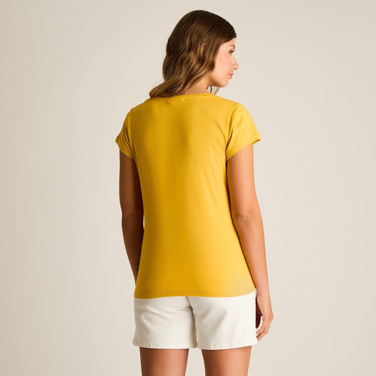 Polera Mostaza con Estampado Frontal y Escote en V-1