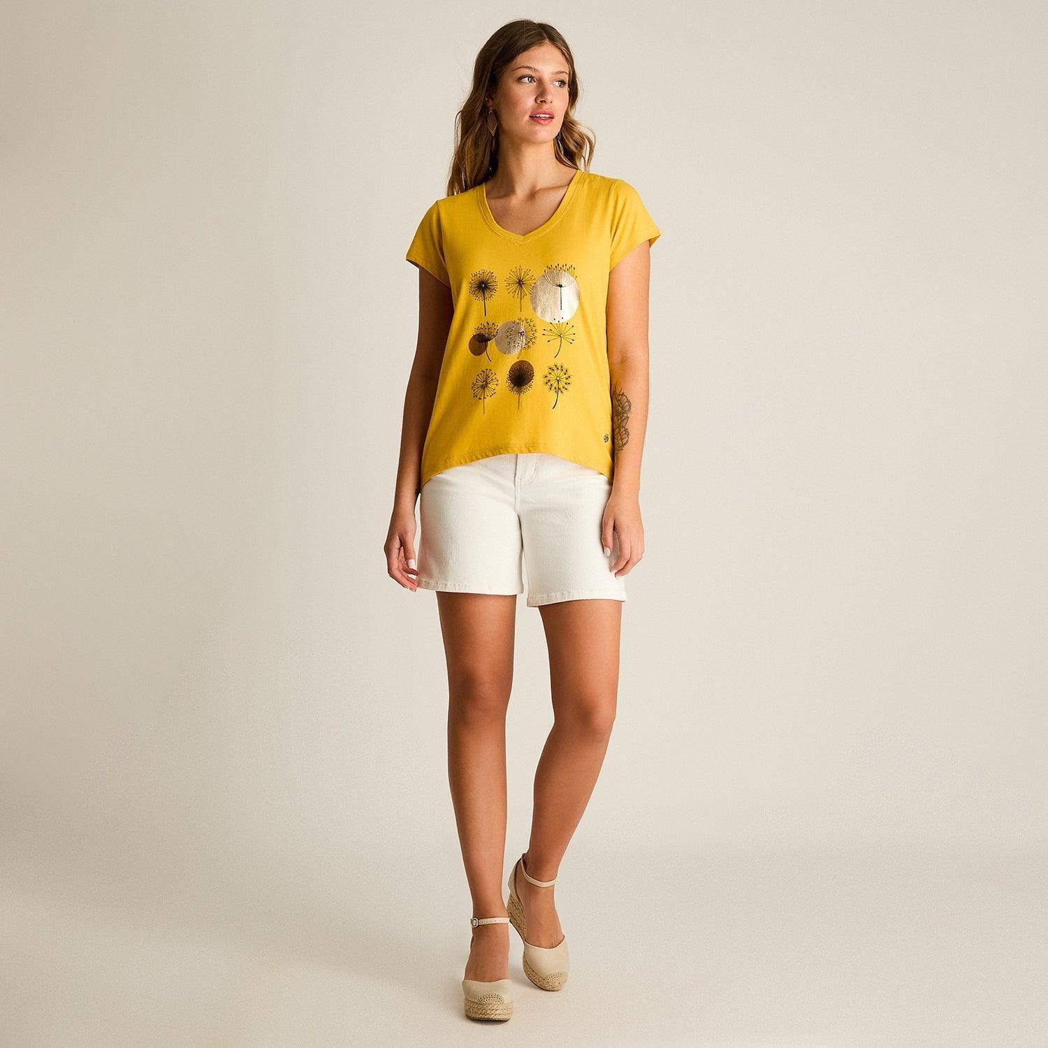 Polera Mostaza con Estampado Frontal y Escote en V-3