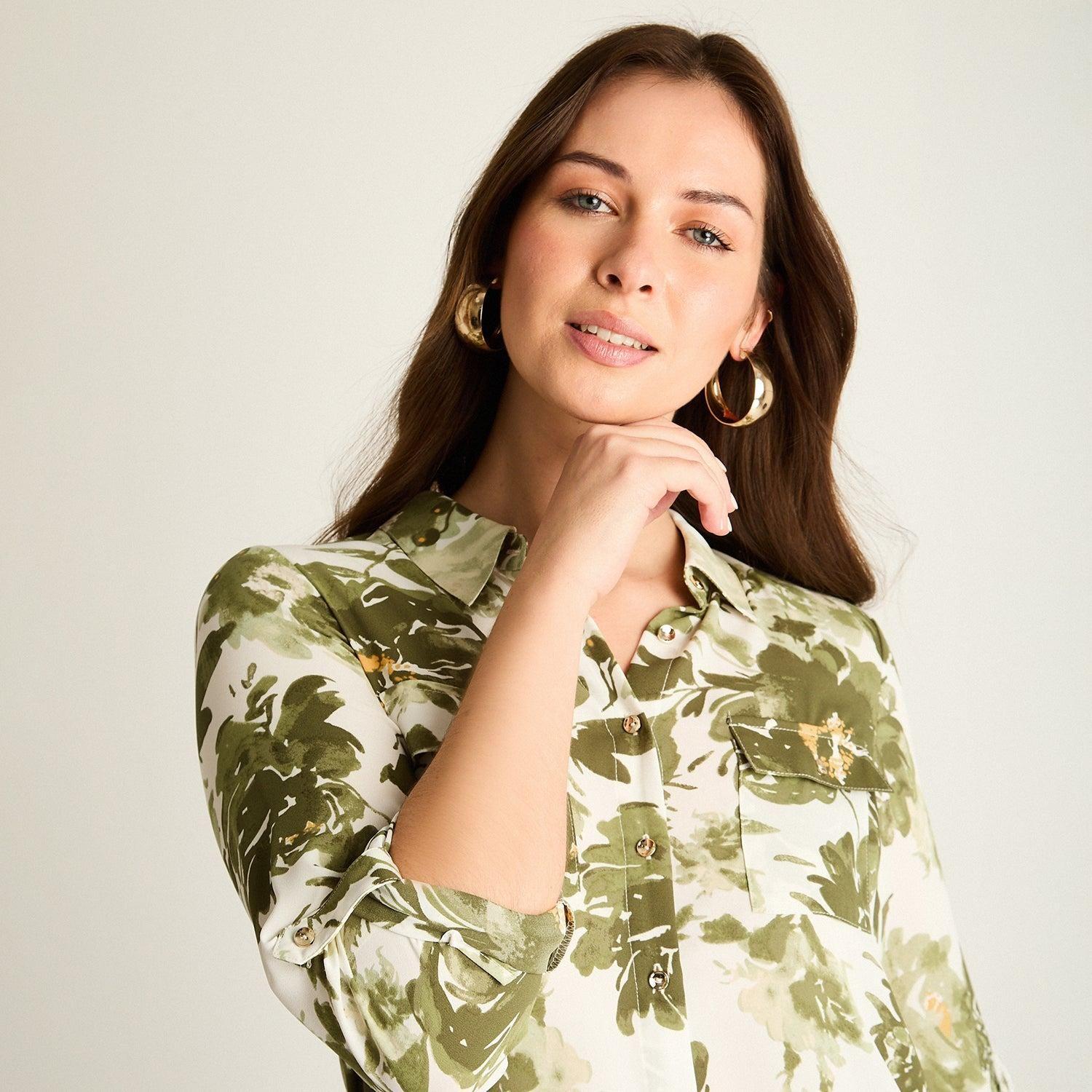 Blusa Verde con Estampado Floral y Mangas Roll-Up-2