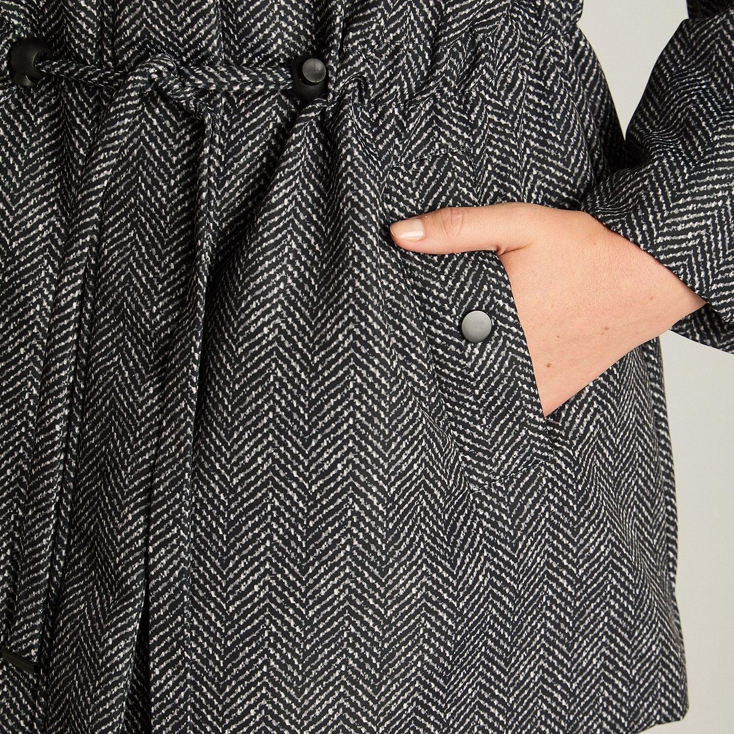 Parka Negra con Estampado Espiga y Cordón en Cintura-2