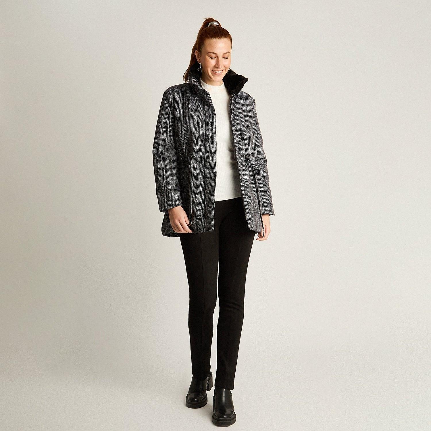 Parka Negra con Estampado Espiga y Cordón en Cintura-3