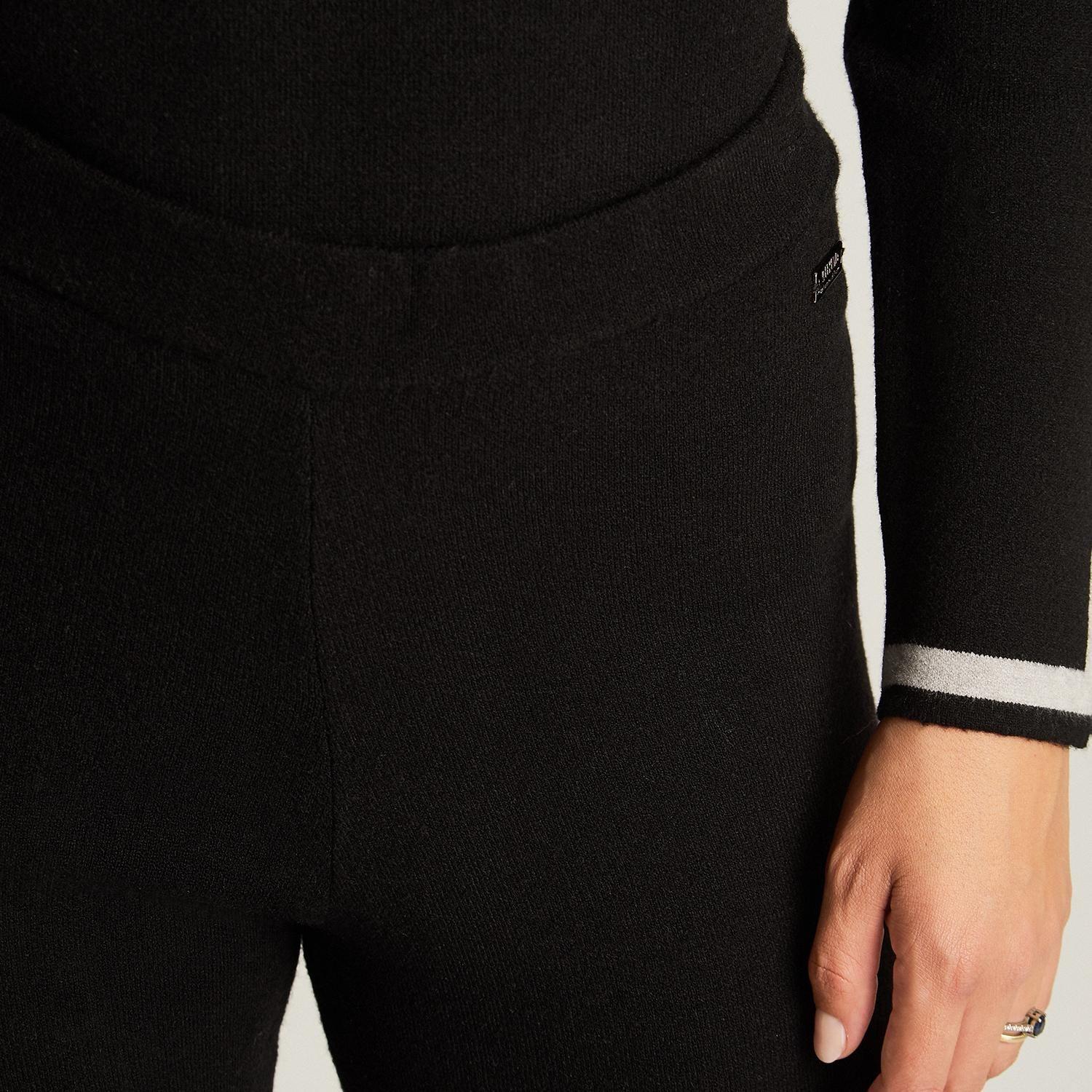 Pantalón Negro Flare en Tejido-2