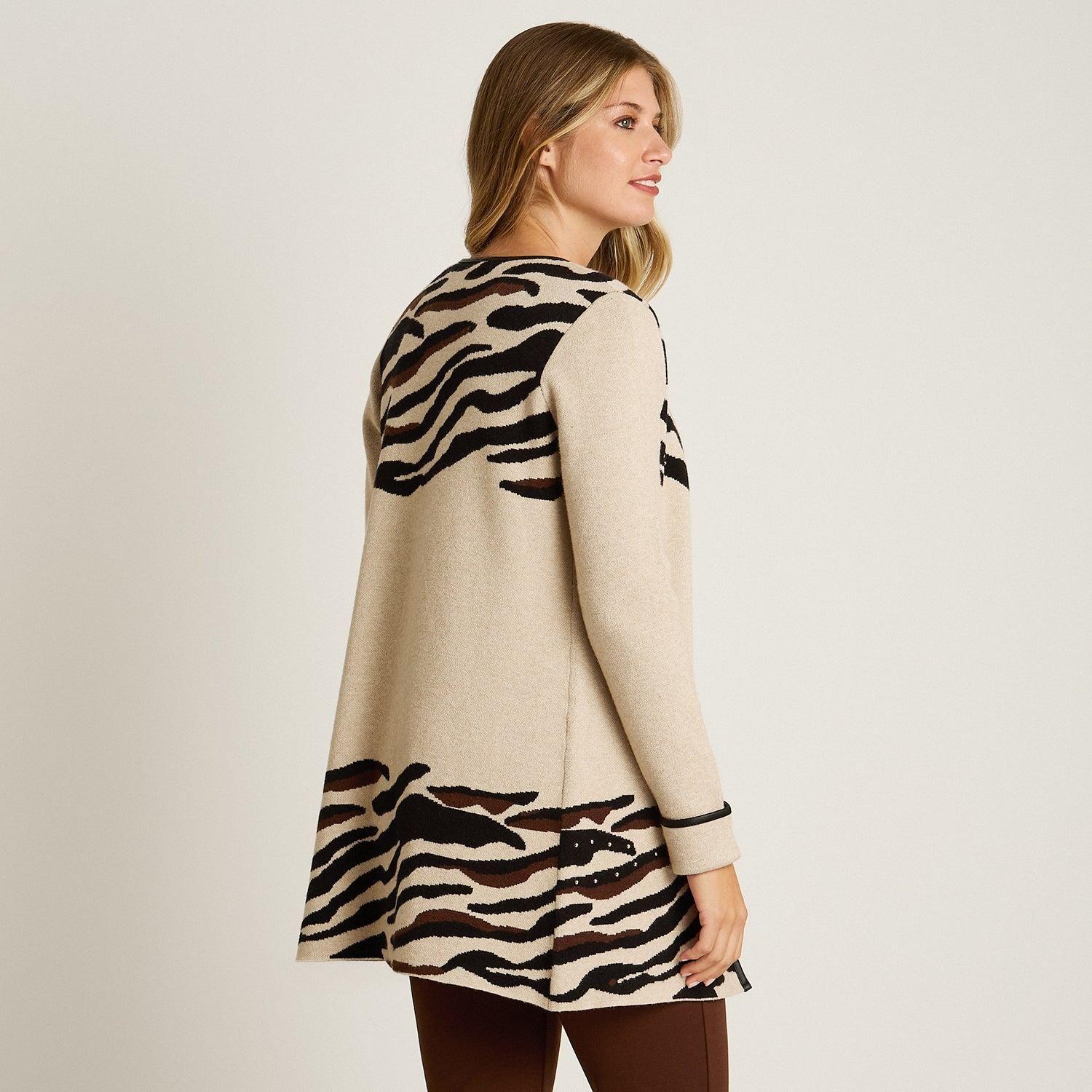 Tapado Beige con Estampado Animal Print en Tejido-1