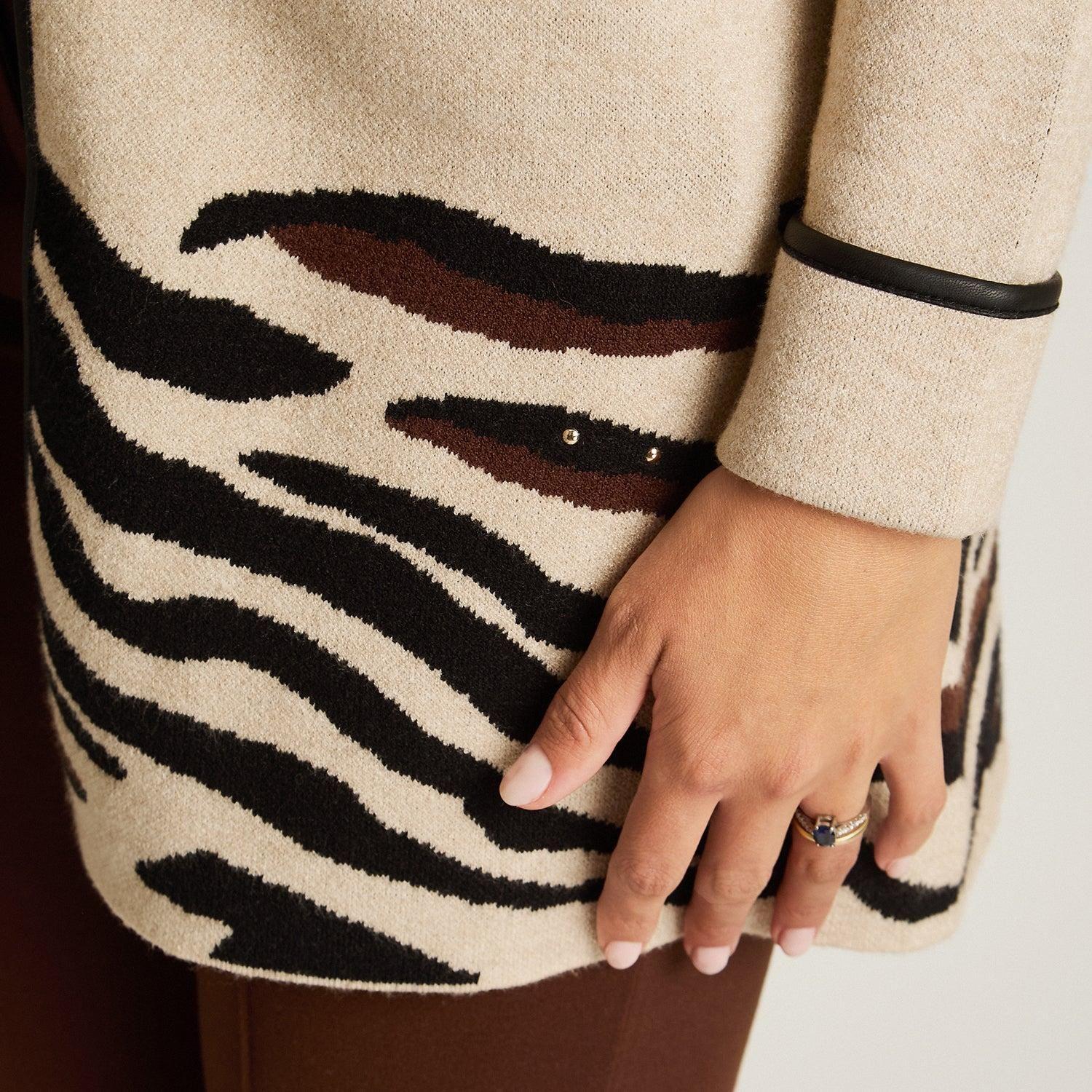 Tapado Beige con Estampado Animal Print en Tejido-2