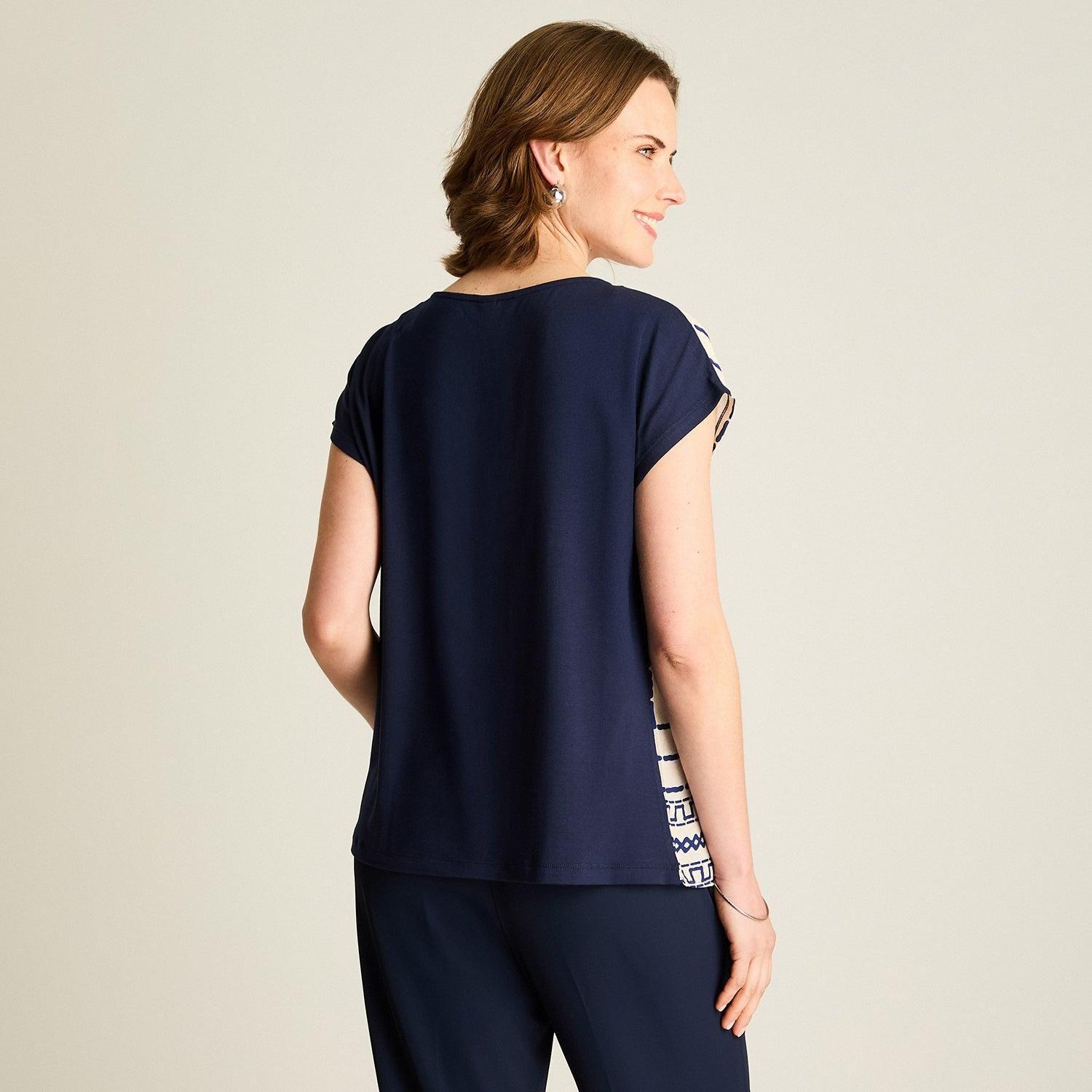 Polera Azul Estilo Geométrico con Hojas-1