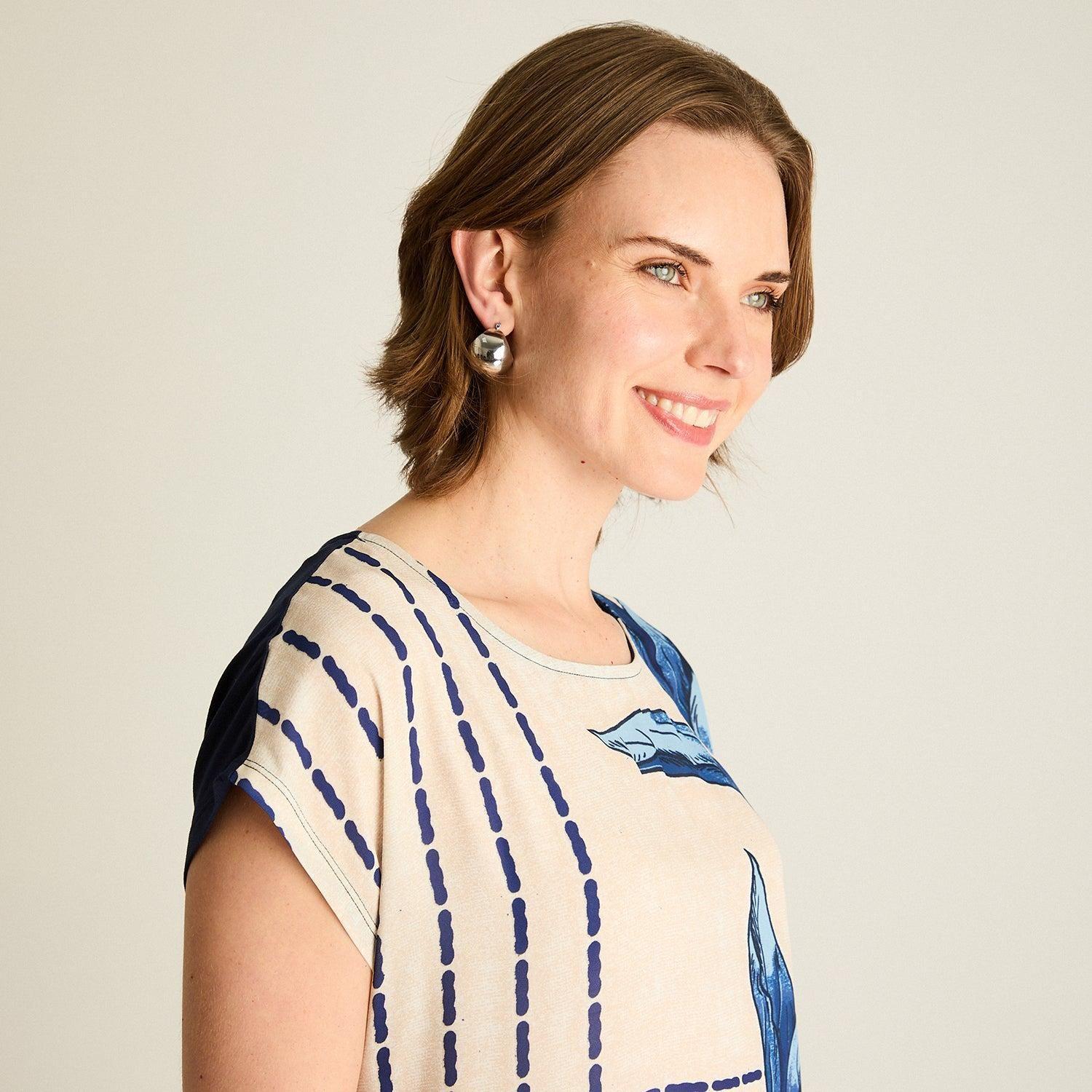 Polera Azul Estilo Geométrico con Hojas-2