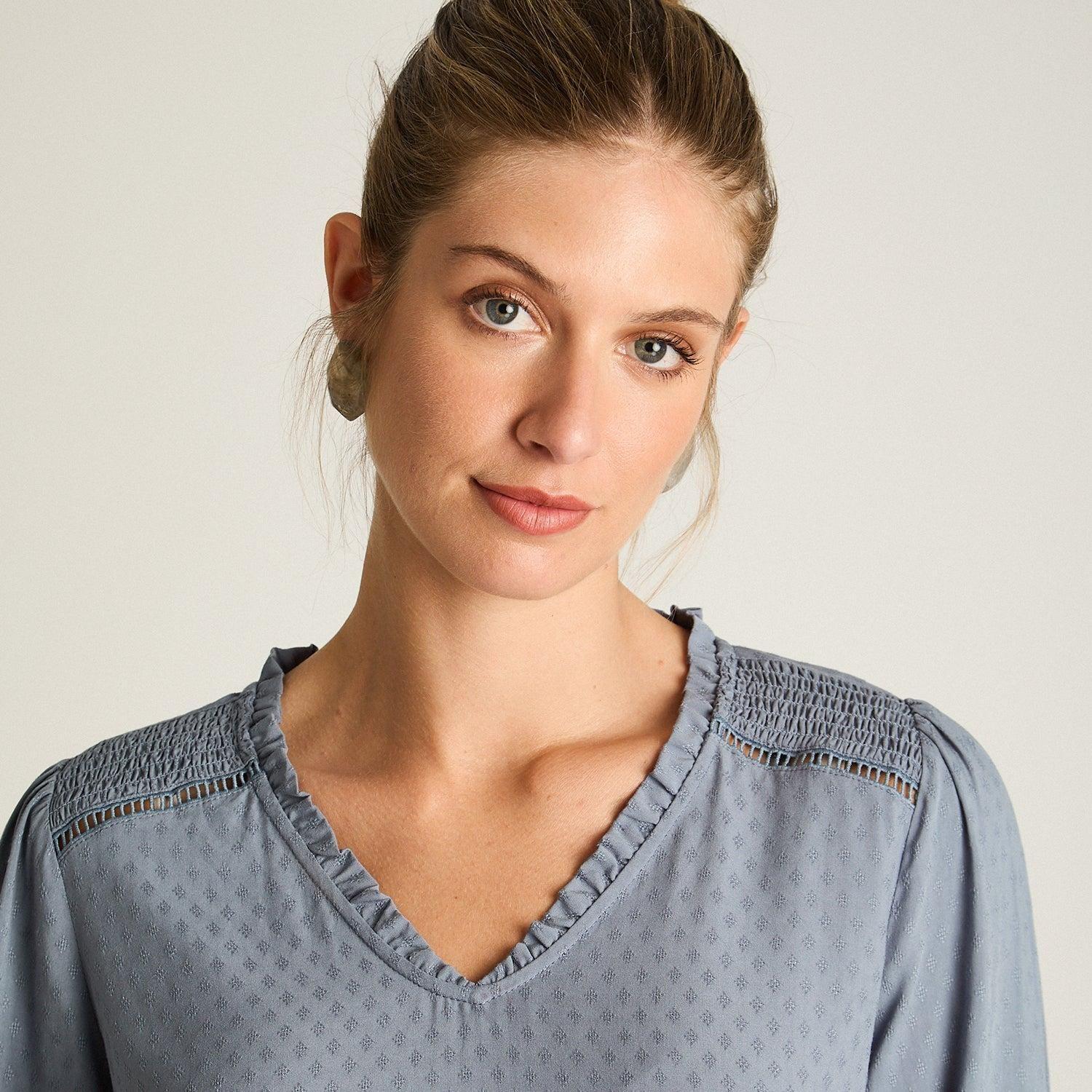 Blusa Índigo Escote V con Aplicación en Hombros-4