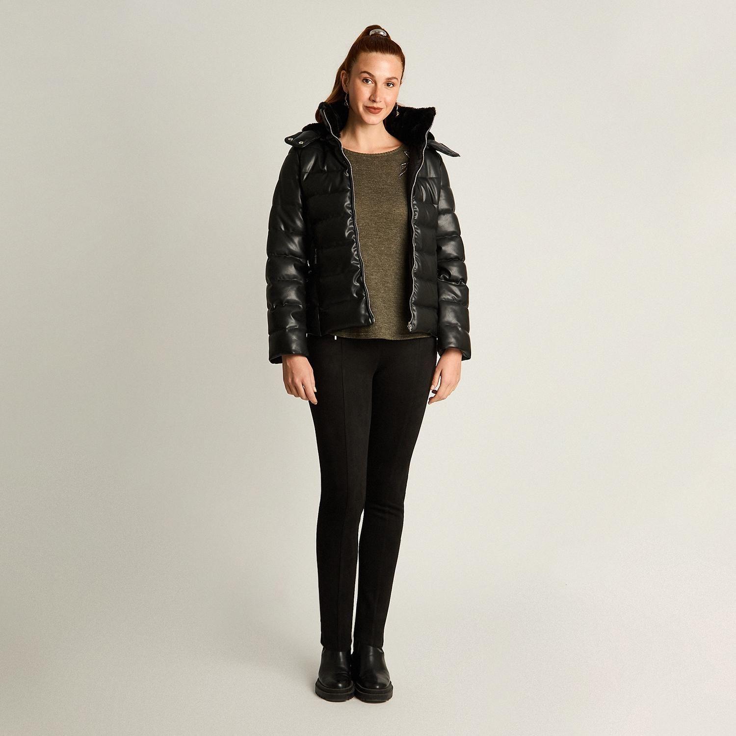 Parka Negra de Ecocuero con Diseño Quilted y Gorro-3