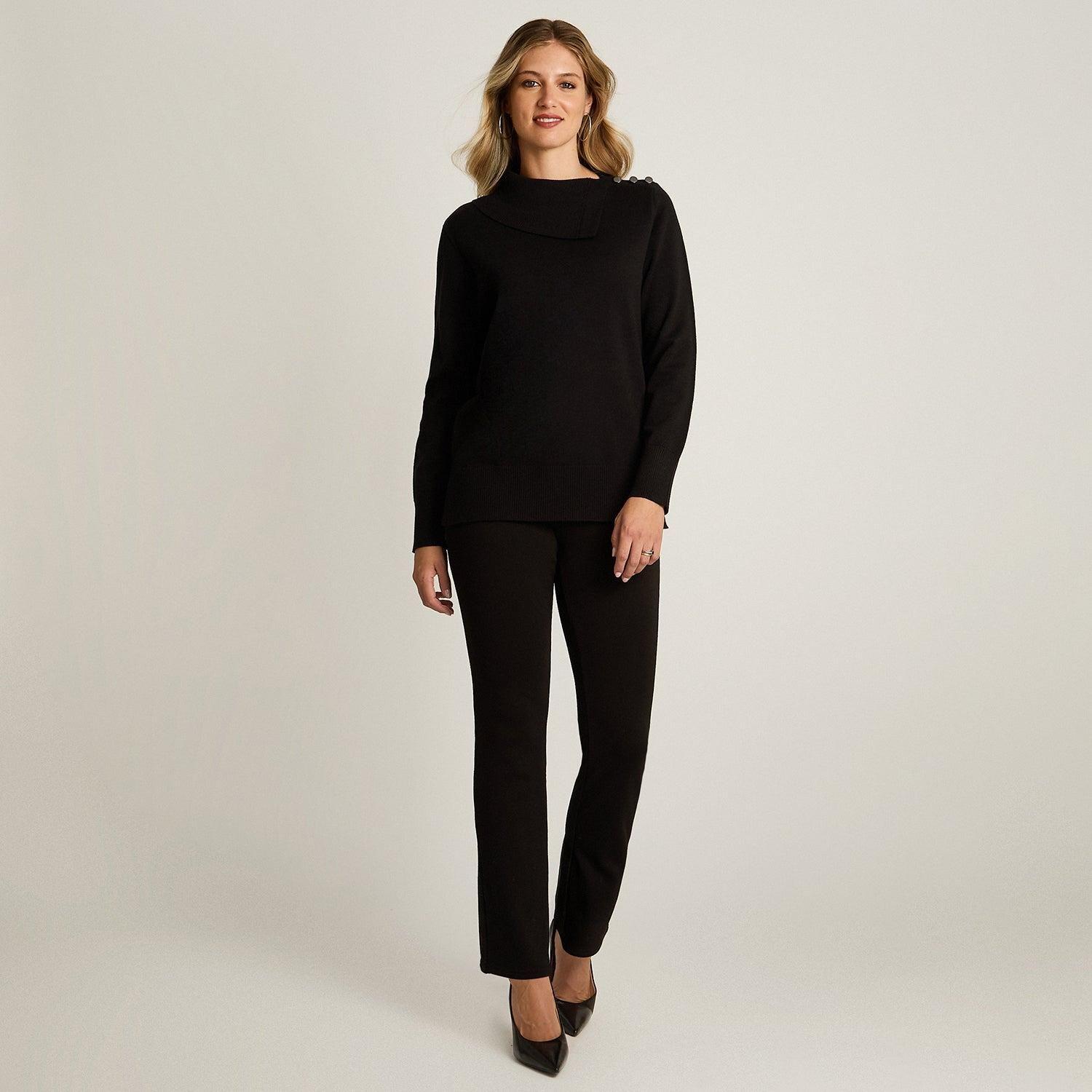 Sweater Negro con Cuello Asimétrico y Botones en Hombro en Tejido-3