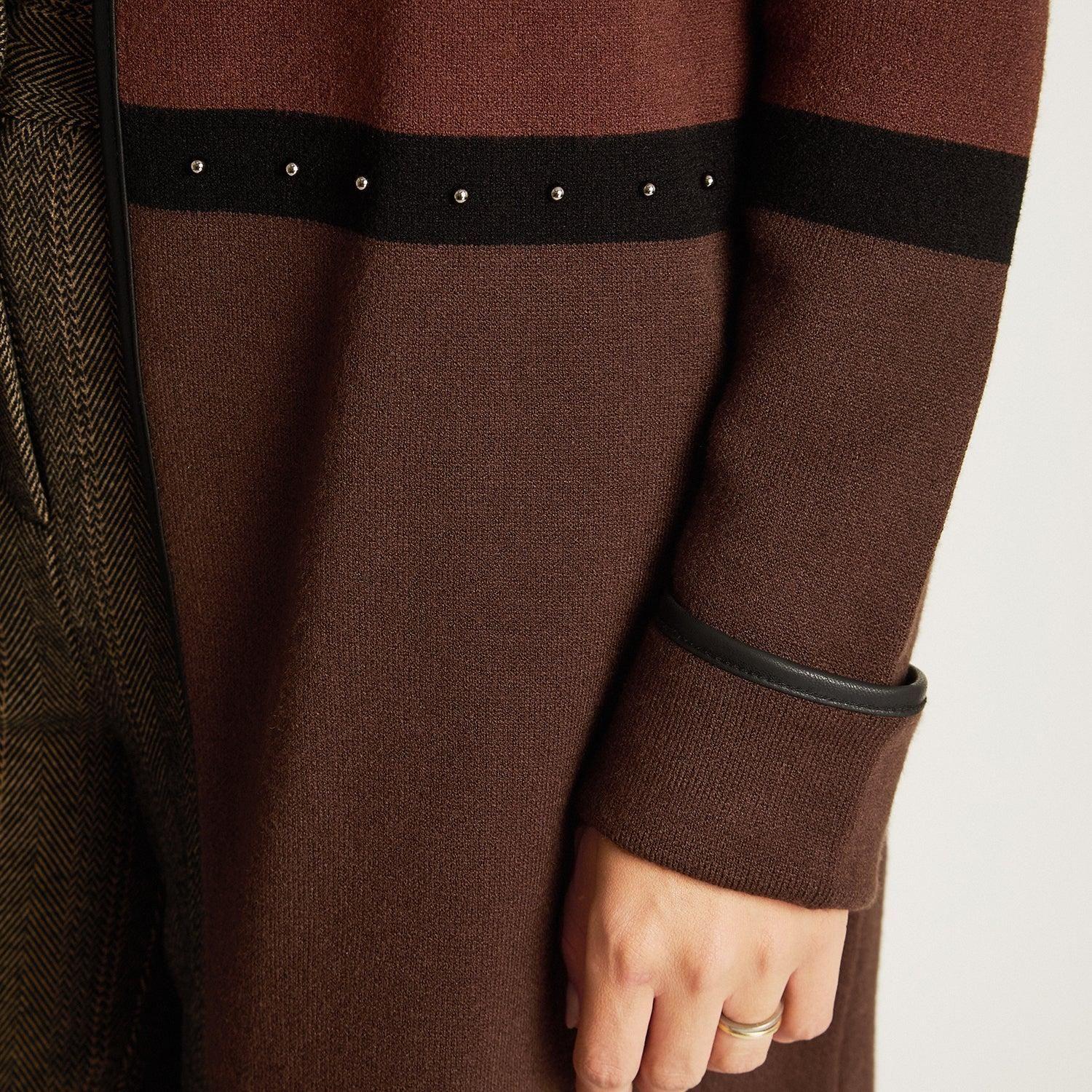 Tapado Café con Detalles en Cuero Sintético en Tejido-2
