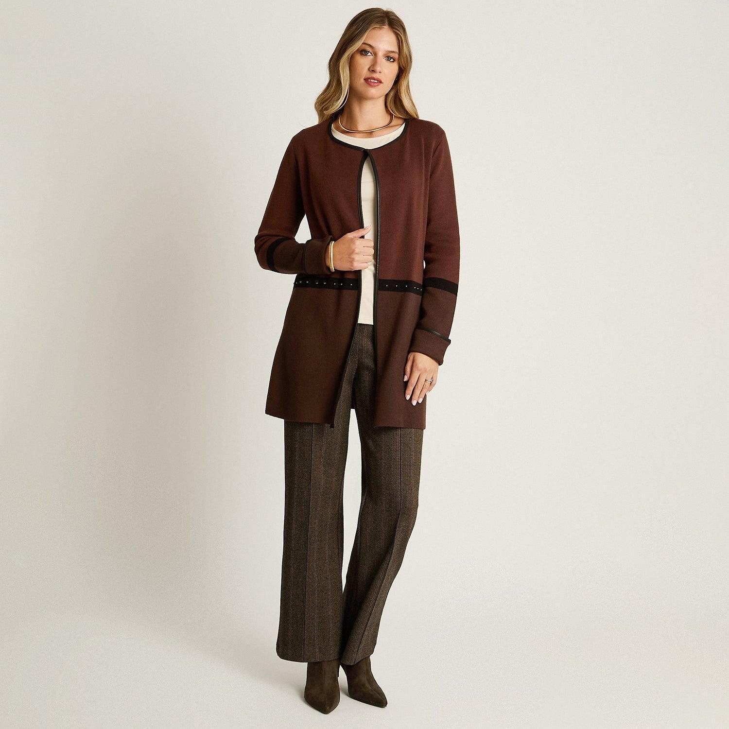 Tapado Café con Detalles en Cuero Sintético en Tejido-3