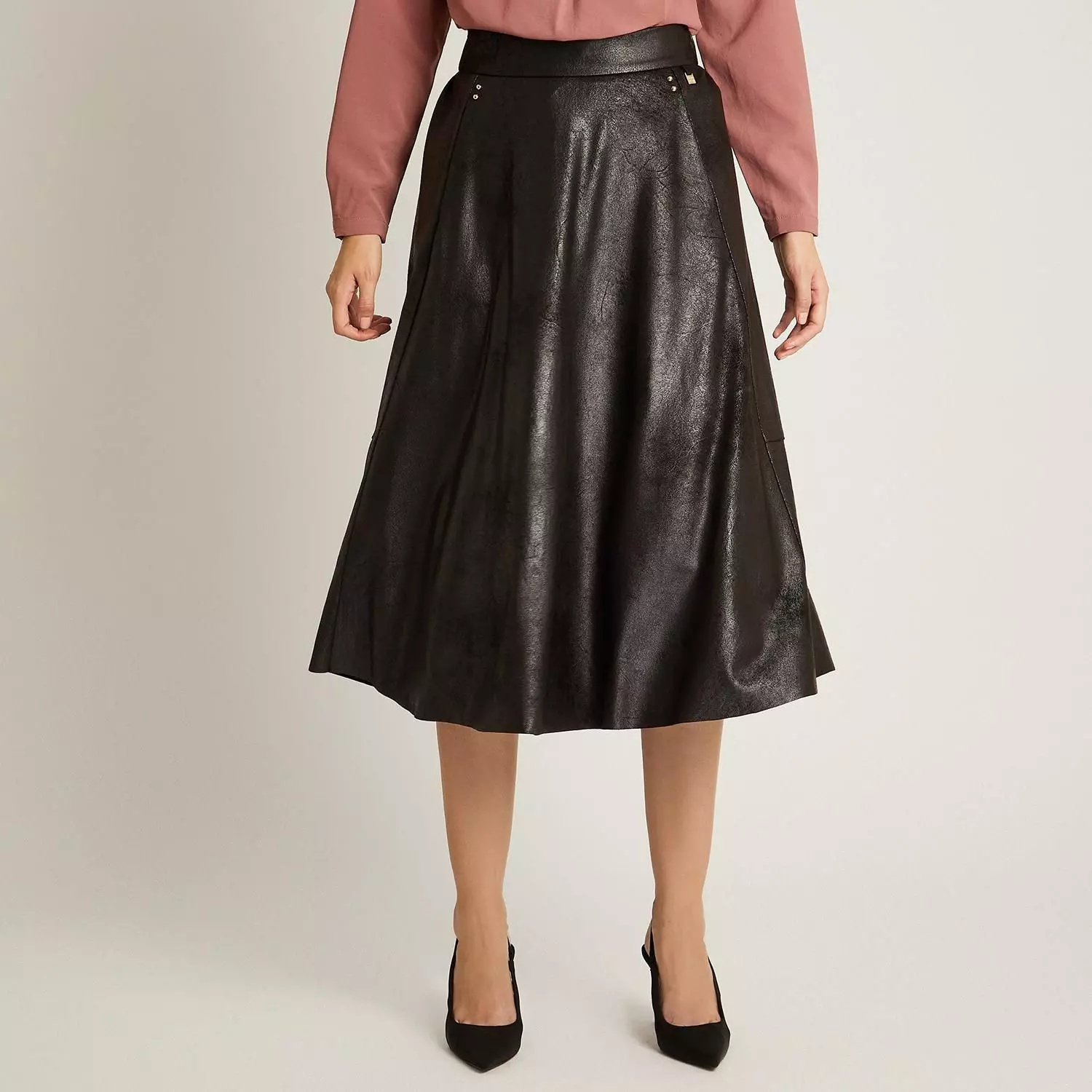 Falda Midi Negra en Suede con Aplicaciones Metálicas-3