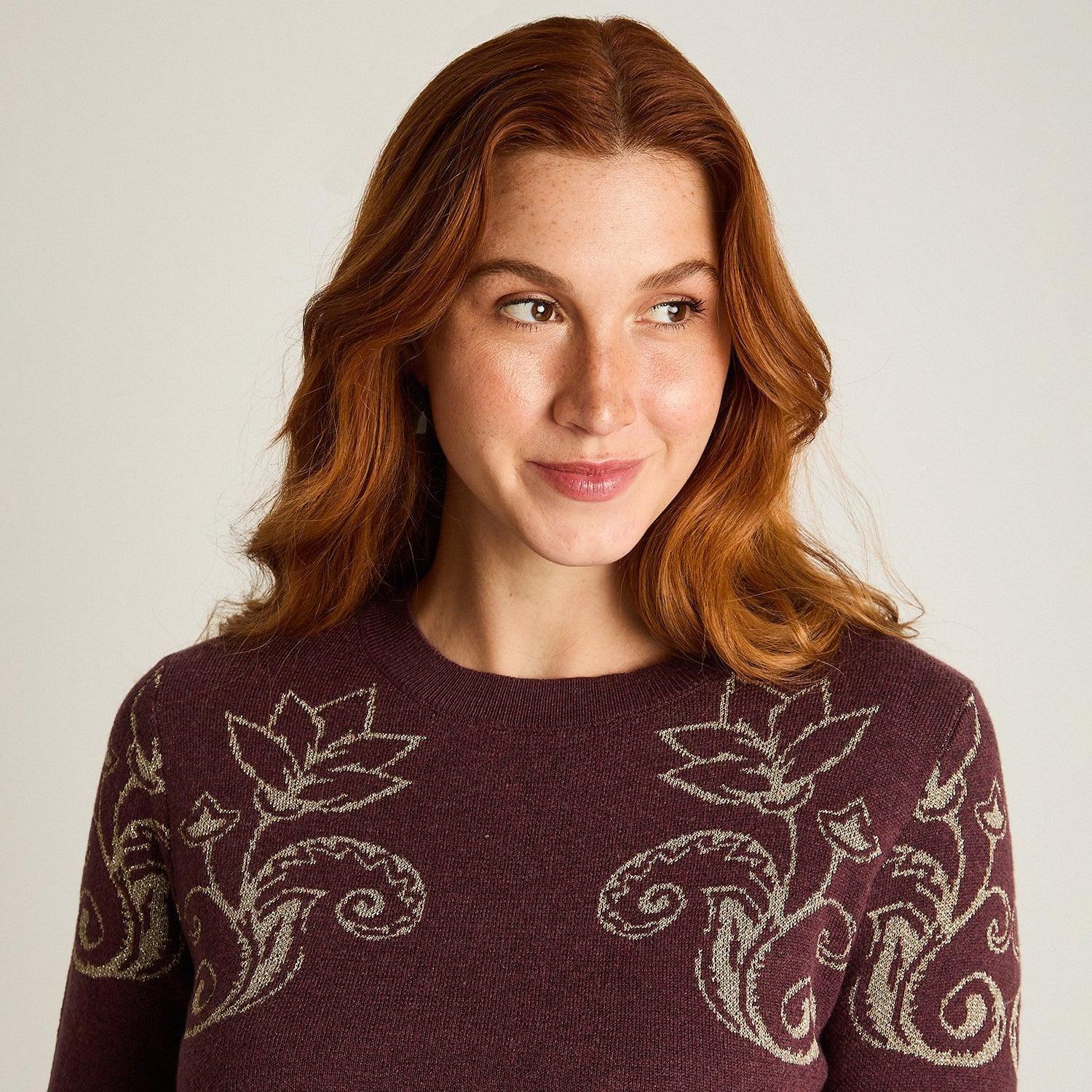 Sweater Burdeo con Estampado Floral Dorado en Hombros en Tejido-2