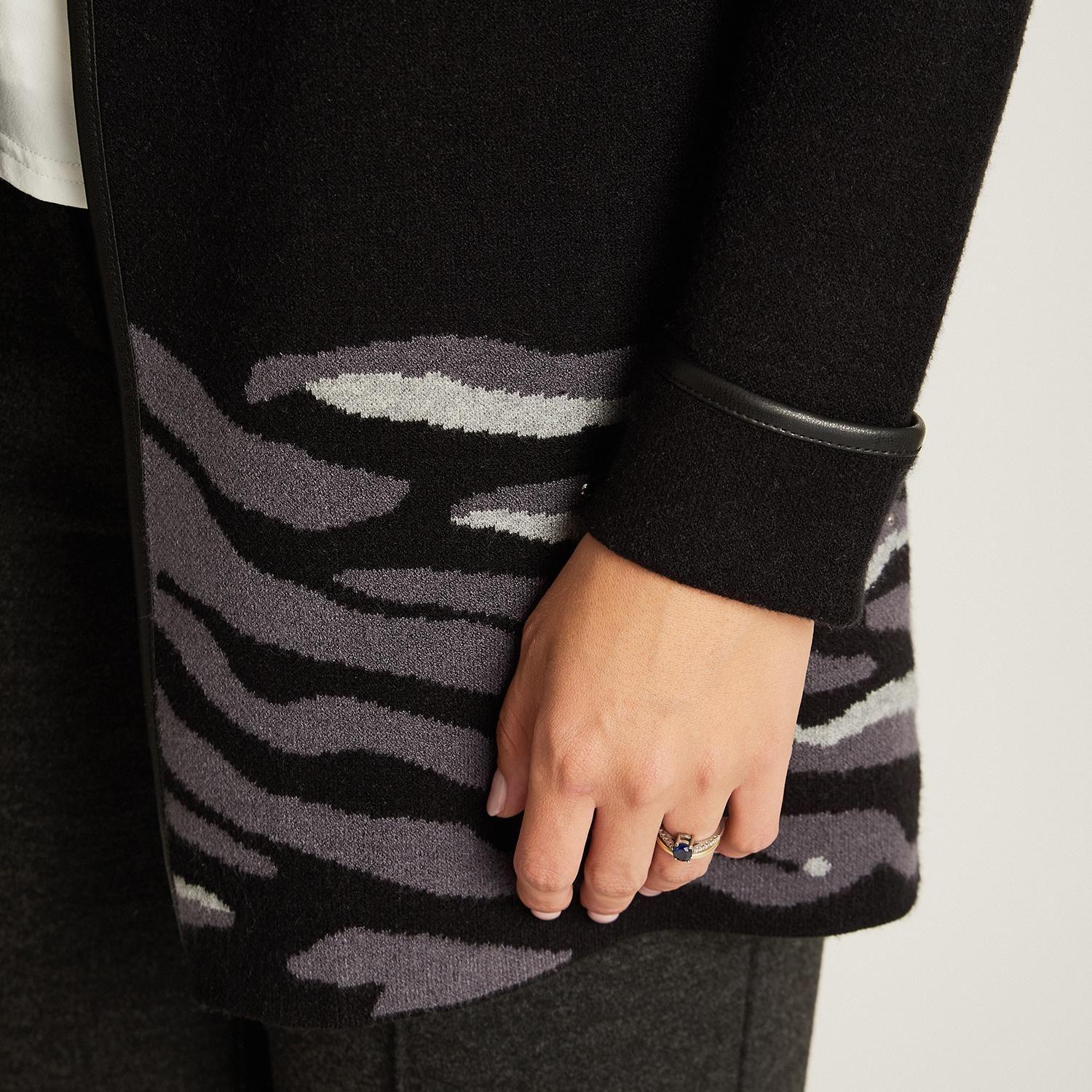 Tapado Negro con Estampado Animal Print y Detalles de Pedrería en Tejido-2