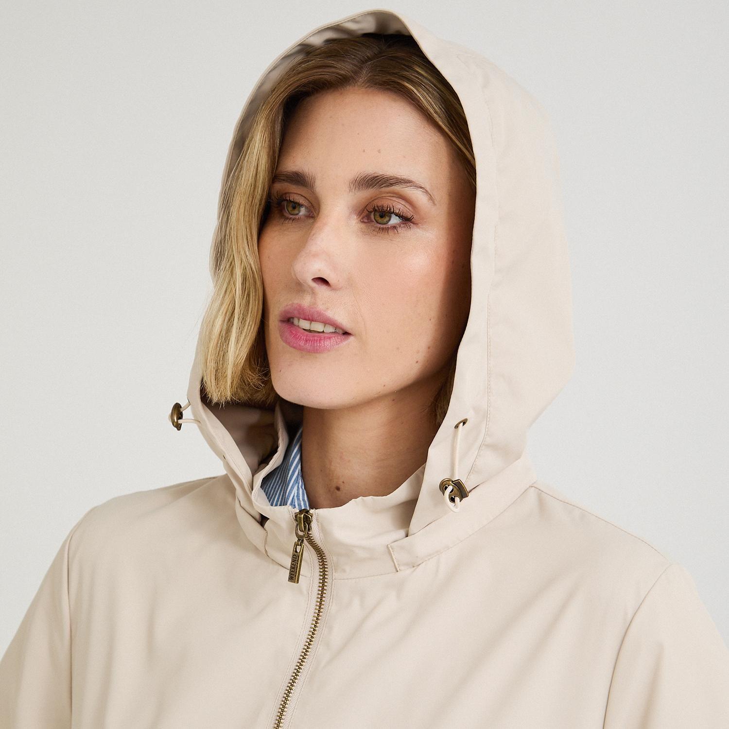 Casaca Corta Viento con Gorro Beige-2