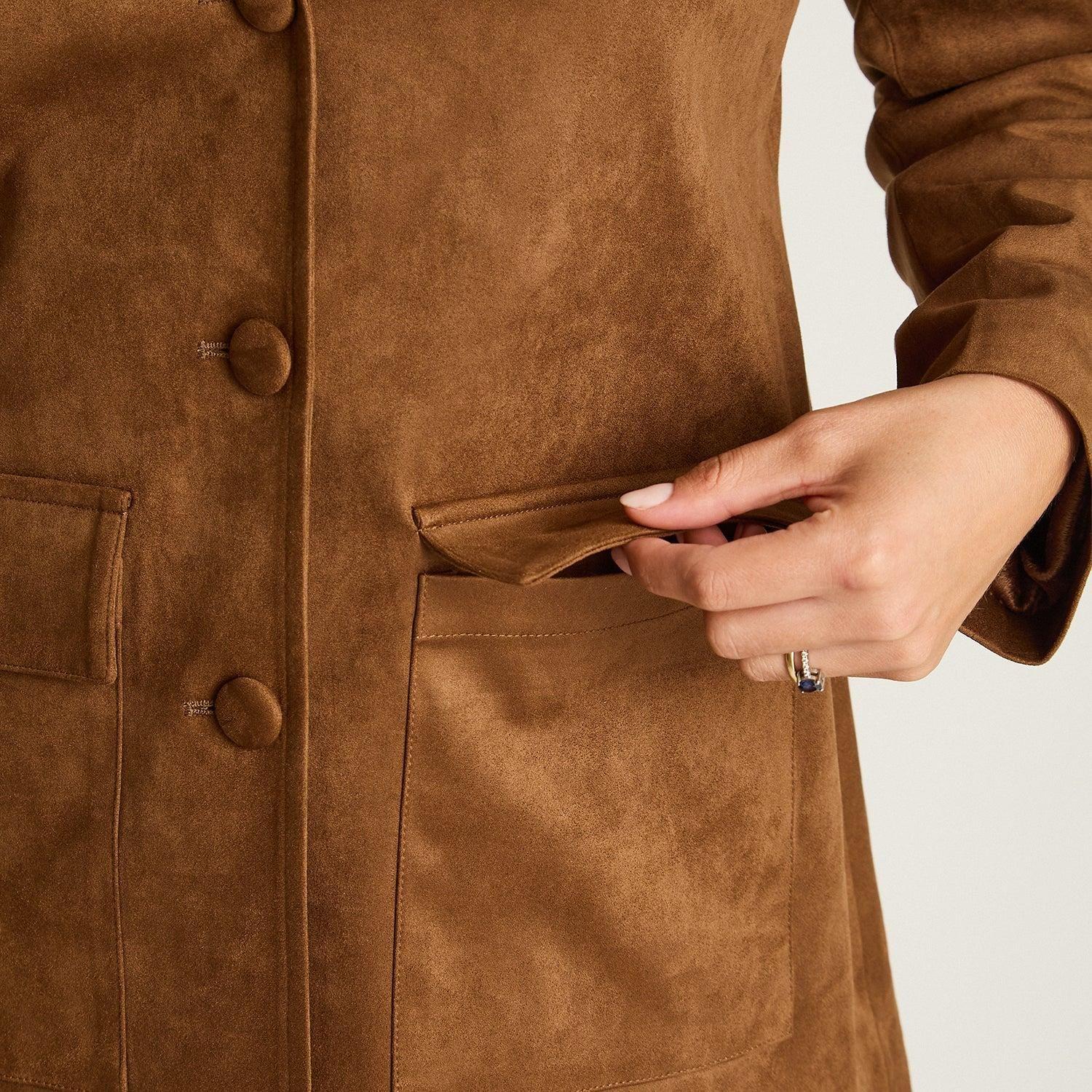 Chaqueta Camel de Suede con Tres Botones y Bolsillos-2