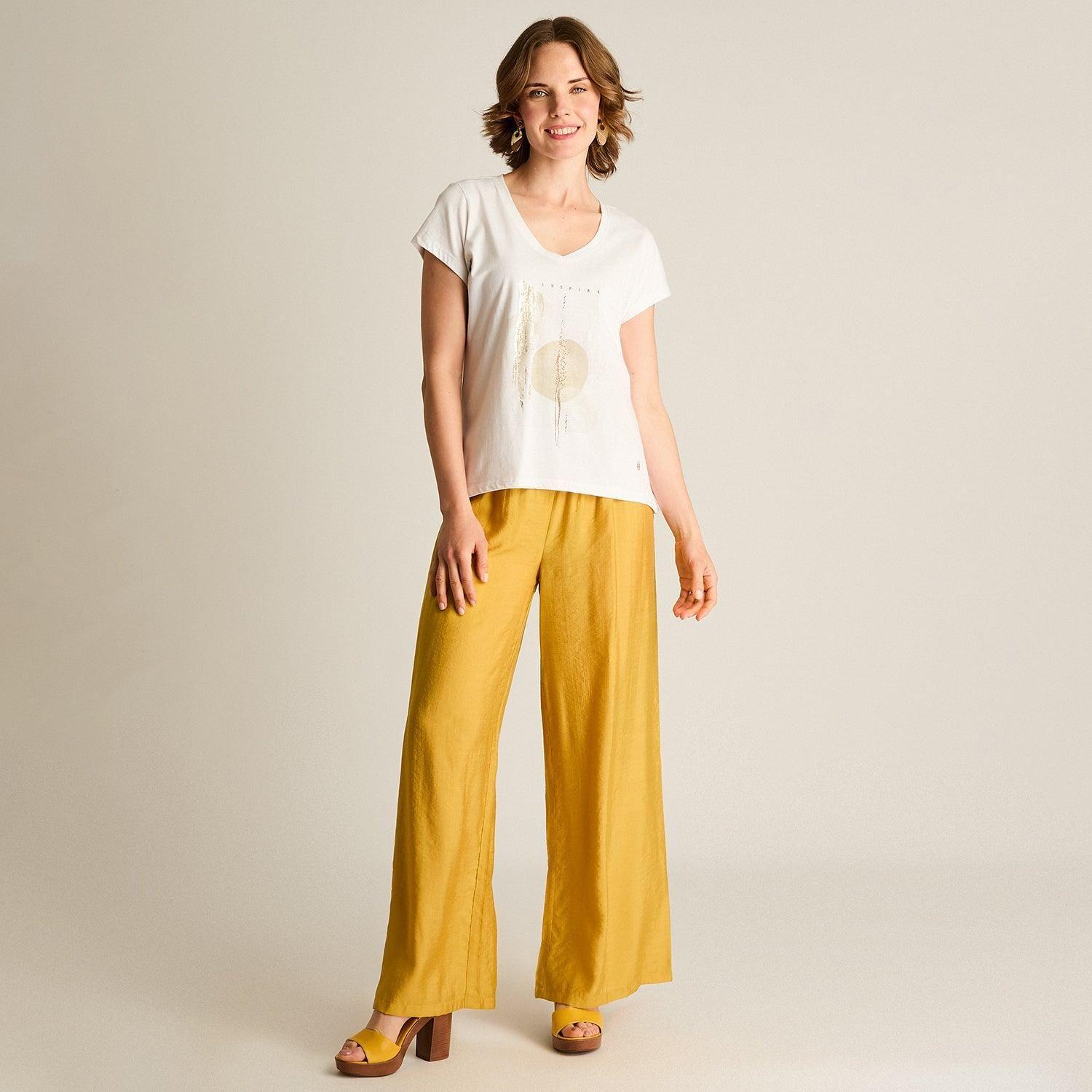 Polera Blanca con Estampado Frontal y Escote en V-3