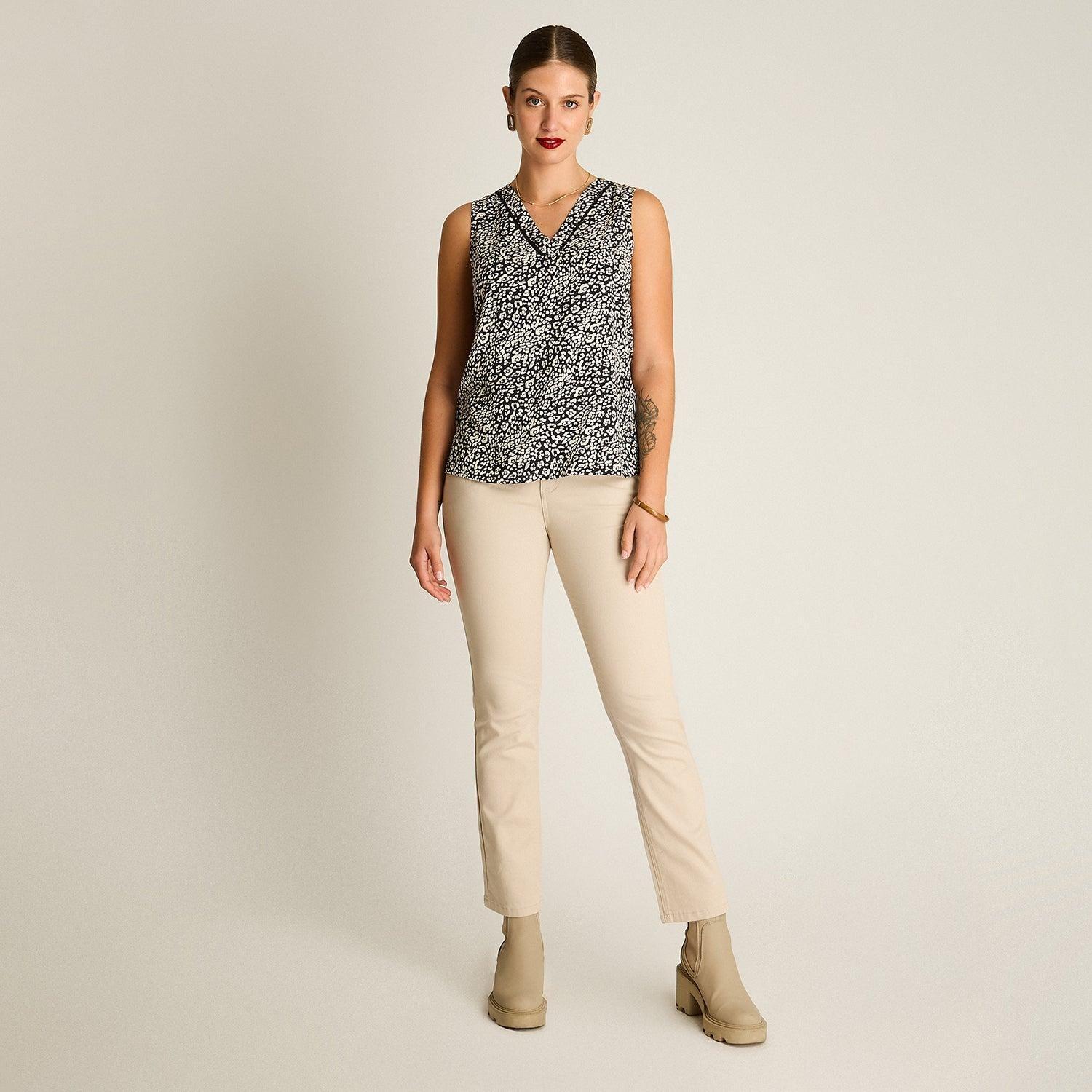 Blusa sin Mangas Estampada con Escote en V-3