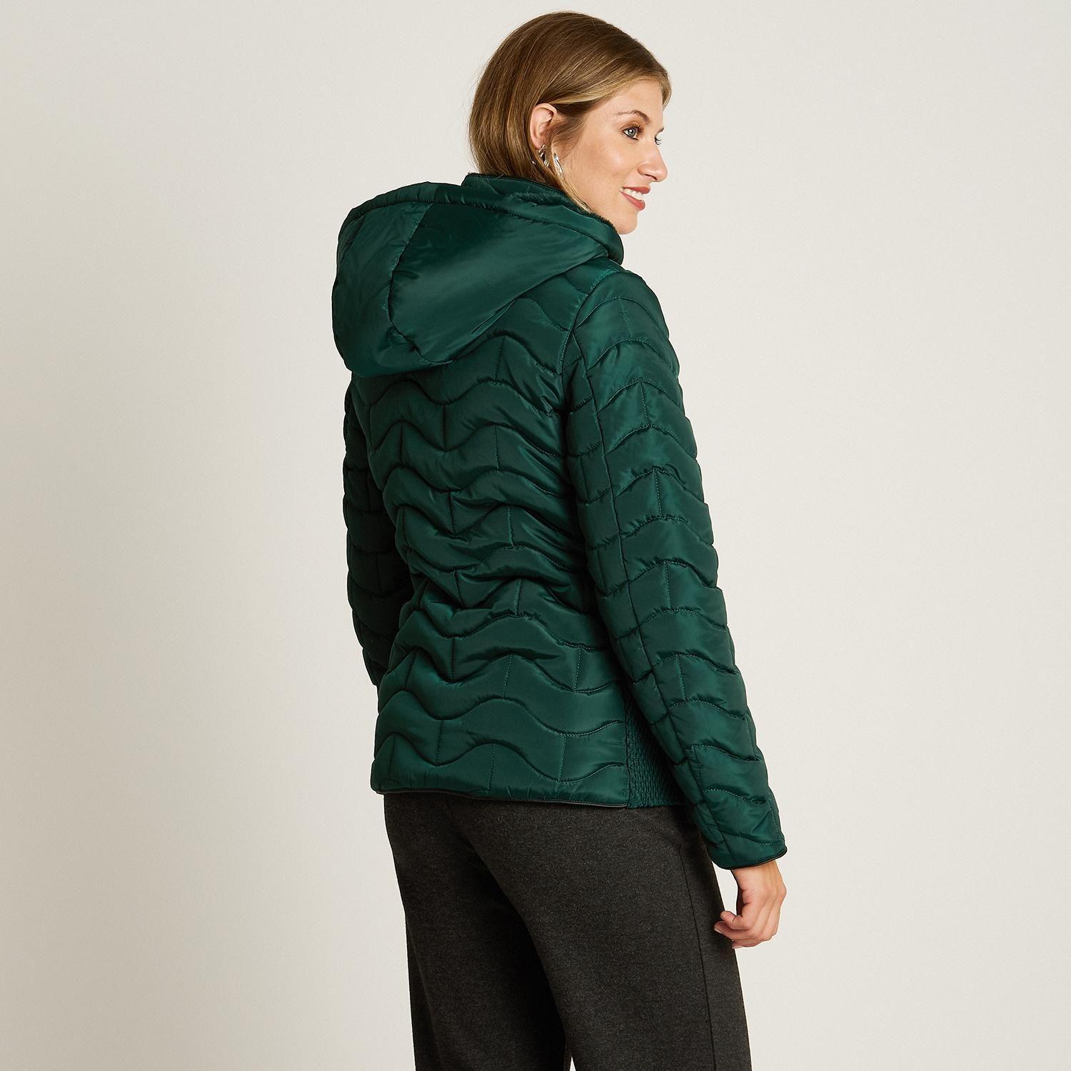 Parka Corta Verde con Diseño Quilted en Ondas, Forro y Gorro-1