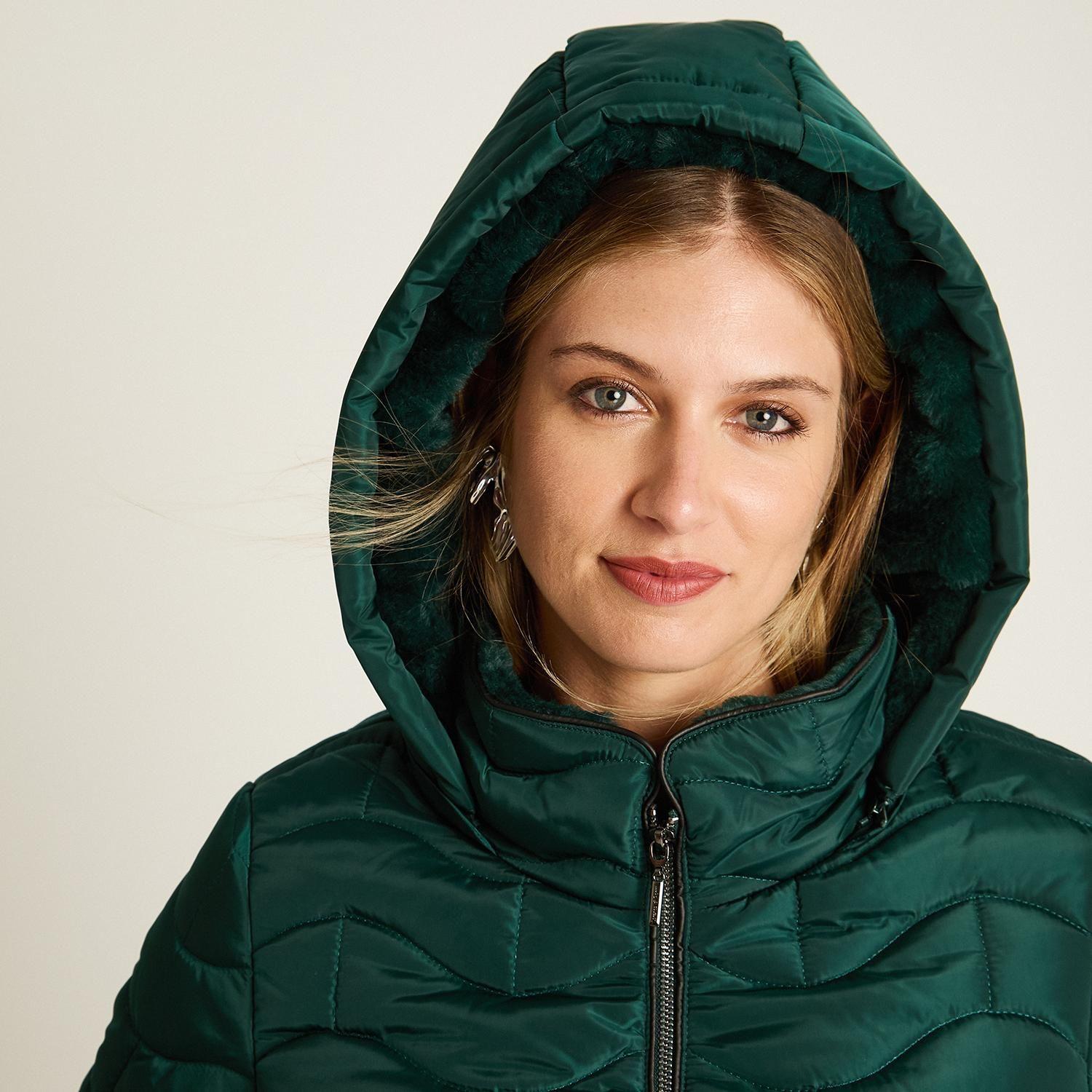 Parka Corta Verde con Diseño Quilted en Ondas, Forro y Gorro-2