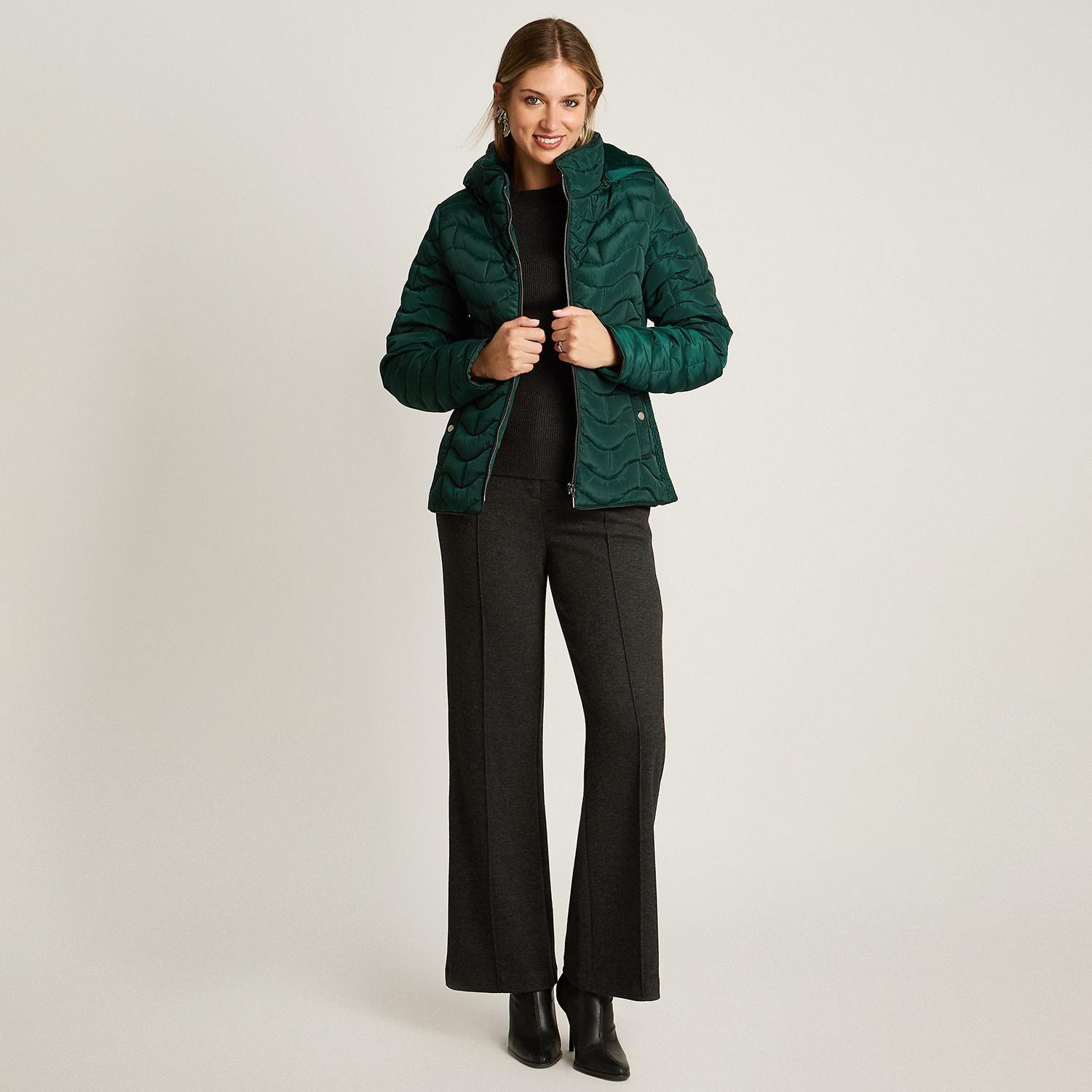 Parka Corta Verde con Diseño Quilted en Ondas, Forro y Gorro-3