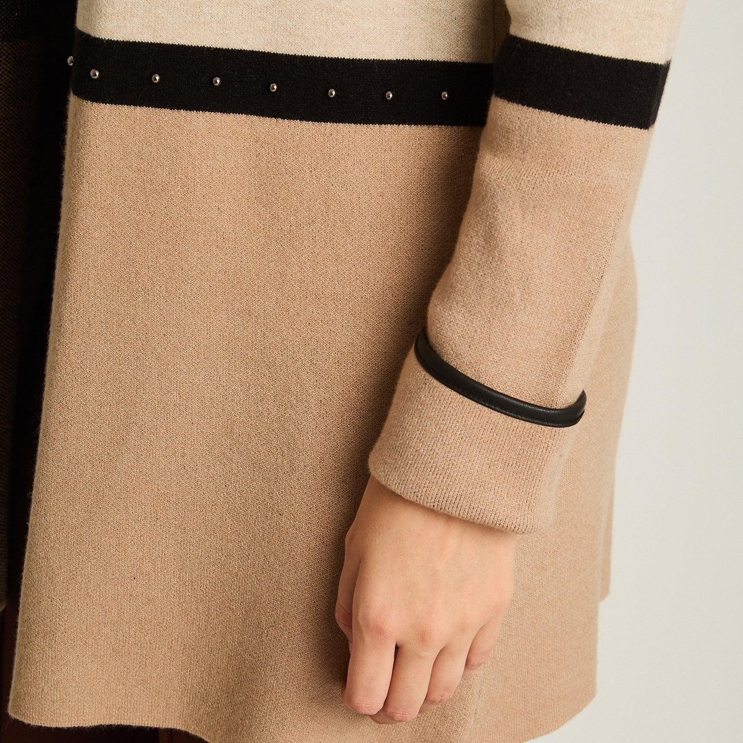 Tapado Beige con Detalles en Cuero Sintético en Tejido-2