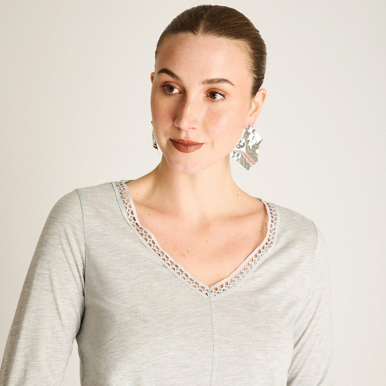 Polera Gris Manga Larga Roll Up con Cuello V y Aplicaciones-2