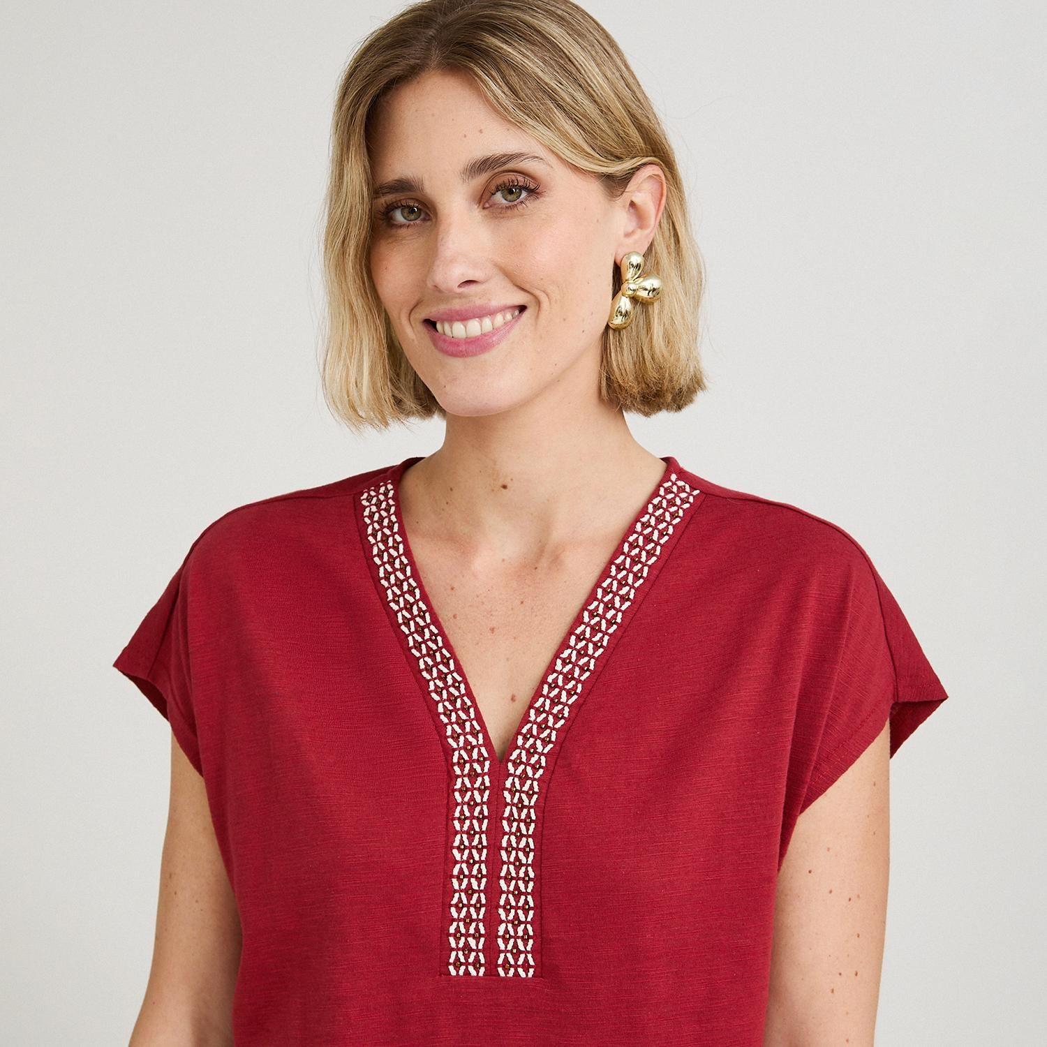 Polera Manga Corta con Aplicación en Escote Rojo-2